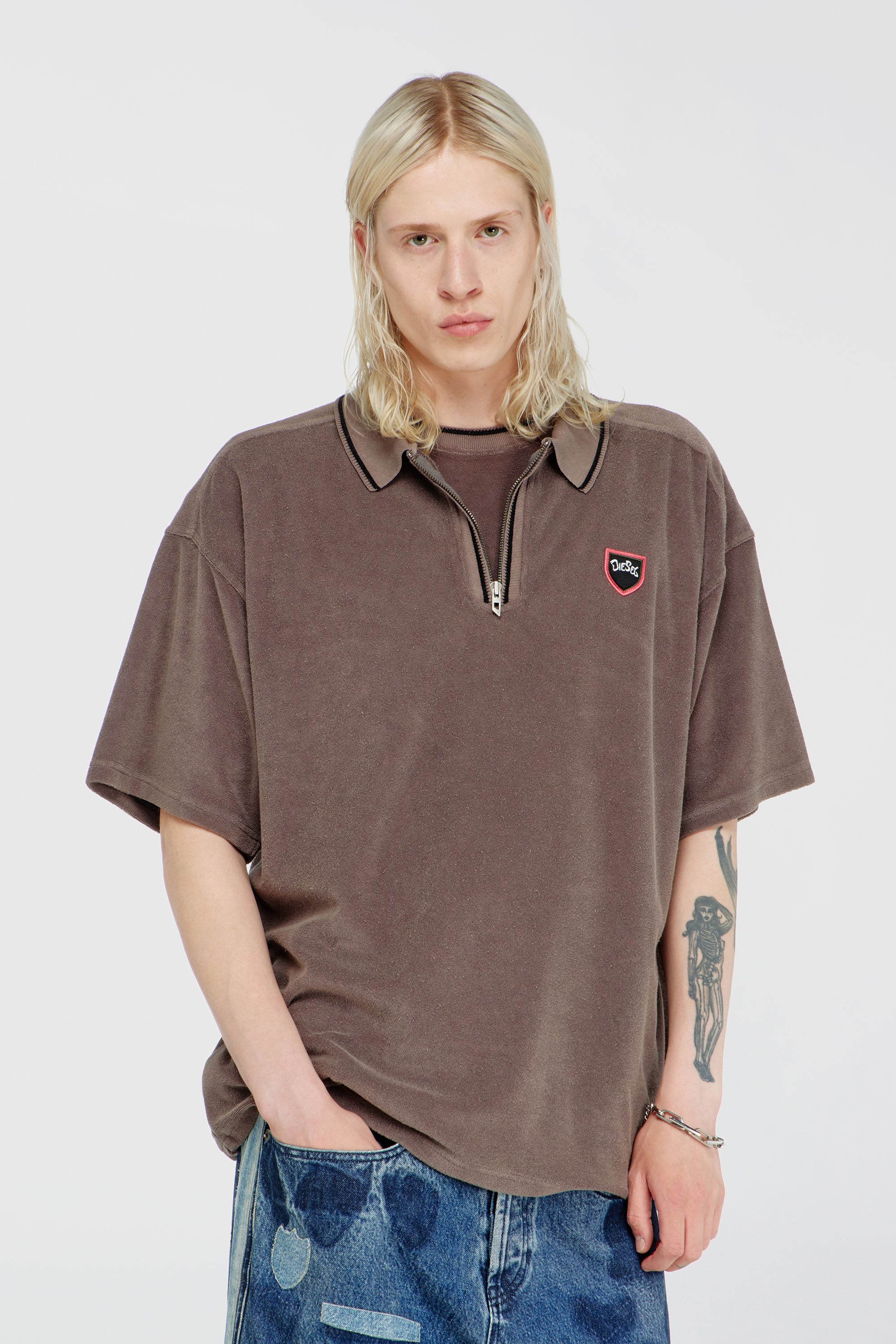 Diesel - T-SPONGY-ZIP, Polo en chenille avec patch blason Homme in Marron - 1