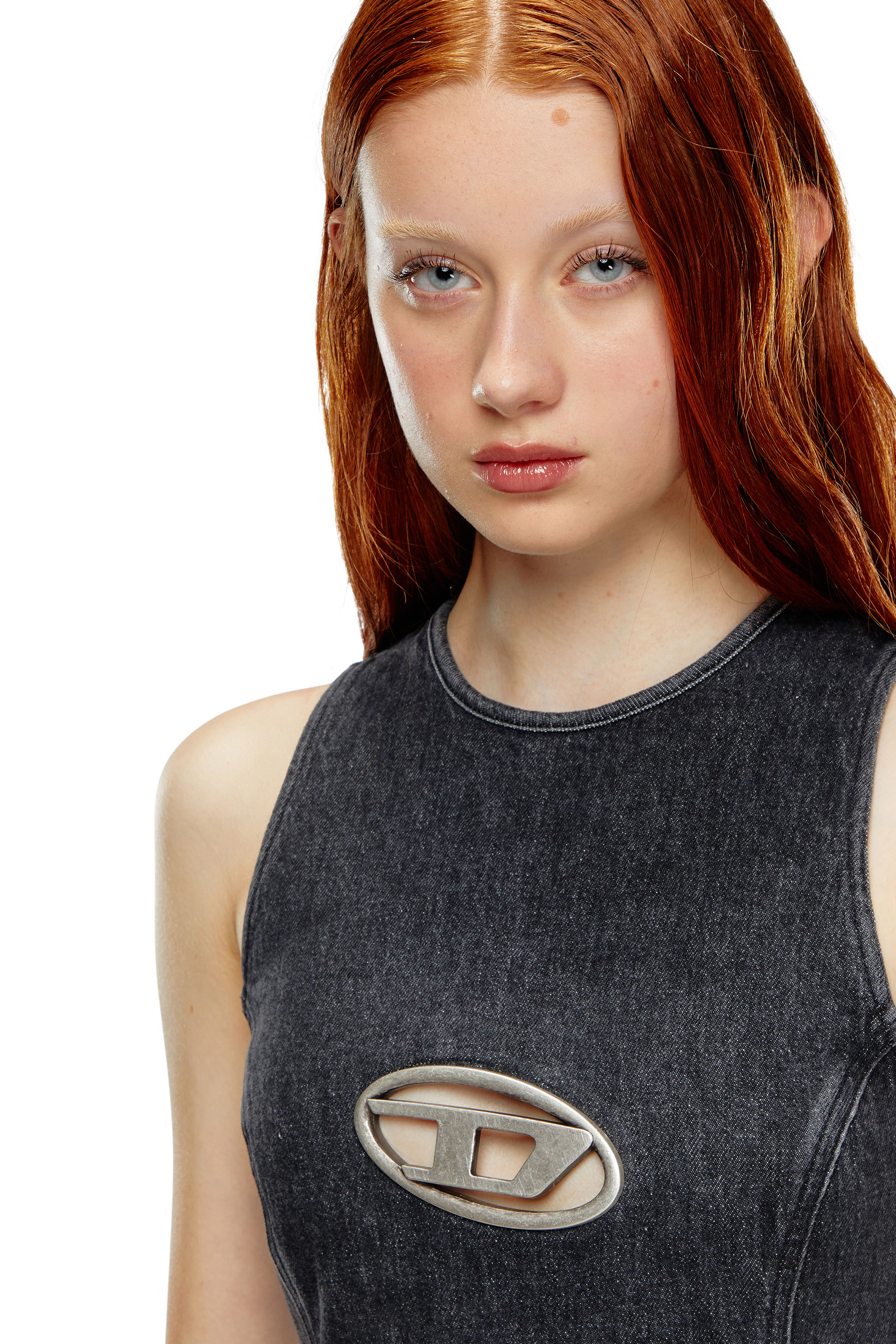 Diesel - DE-FERRIZ-FSD, Mini-robe utility en denim avec plaque Oval D Femme in Noir - 4