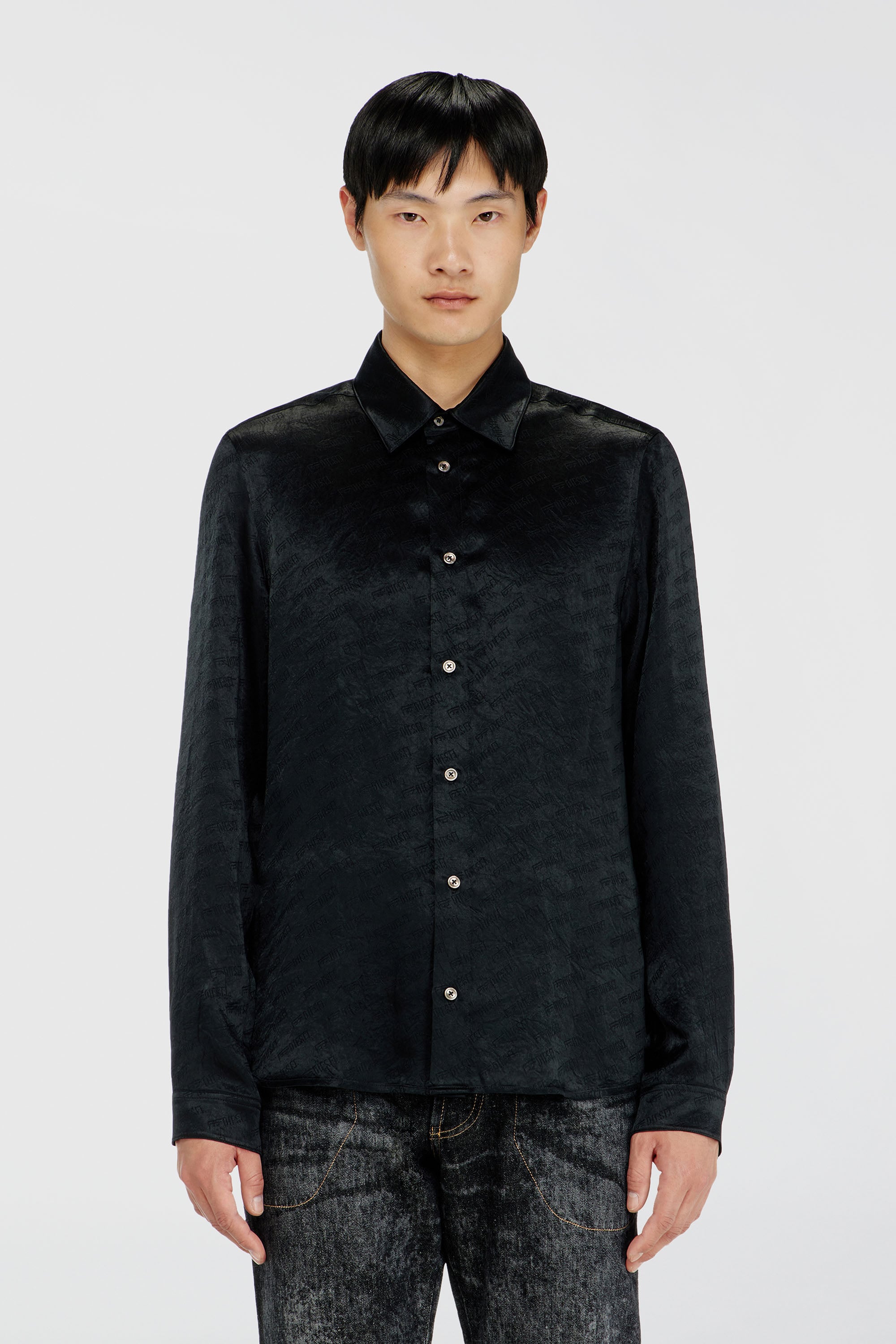 Diesel - S-KINNY-EFBZ, Chemise en satin froiss&eacute; jacquard logo Homme in Noir - 1