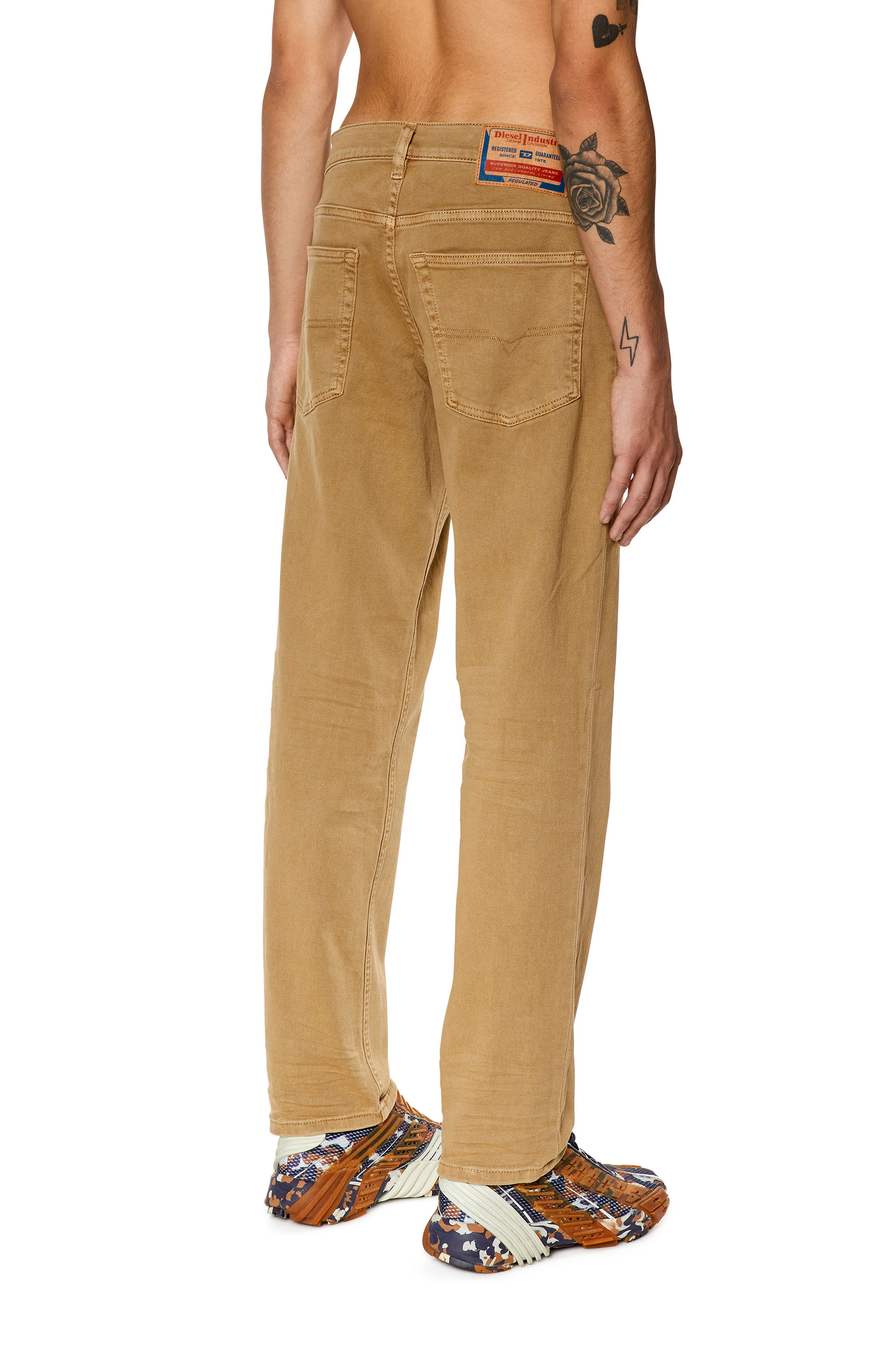 Diesel - 2023 D-Finitive 0QWTY Tapered Jeans, Marron Clair - Image 2