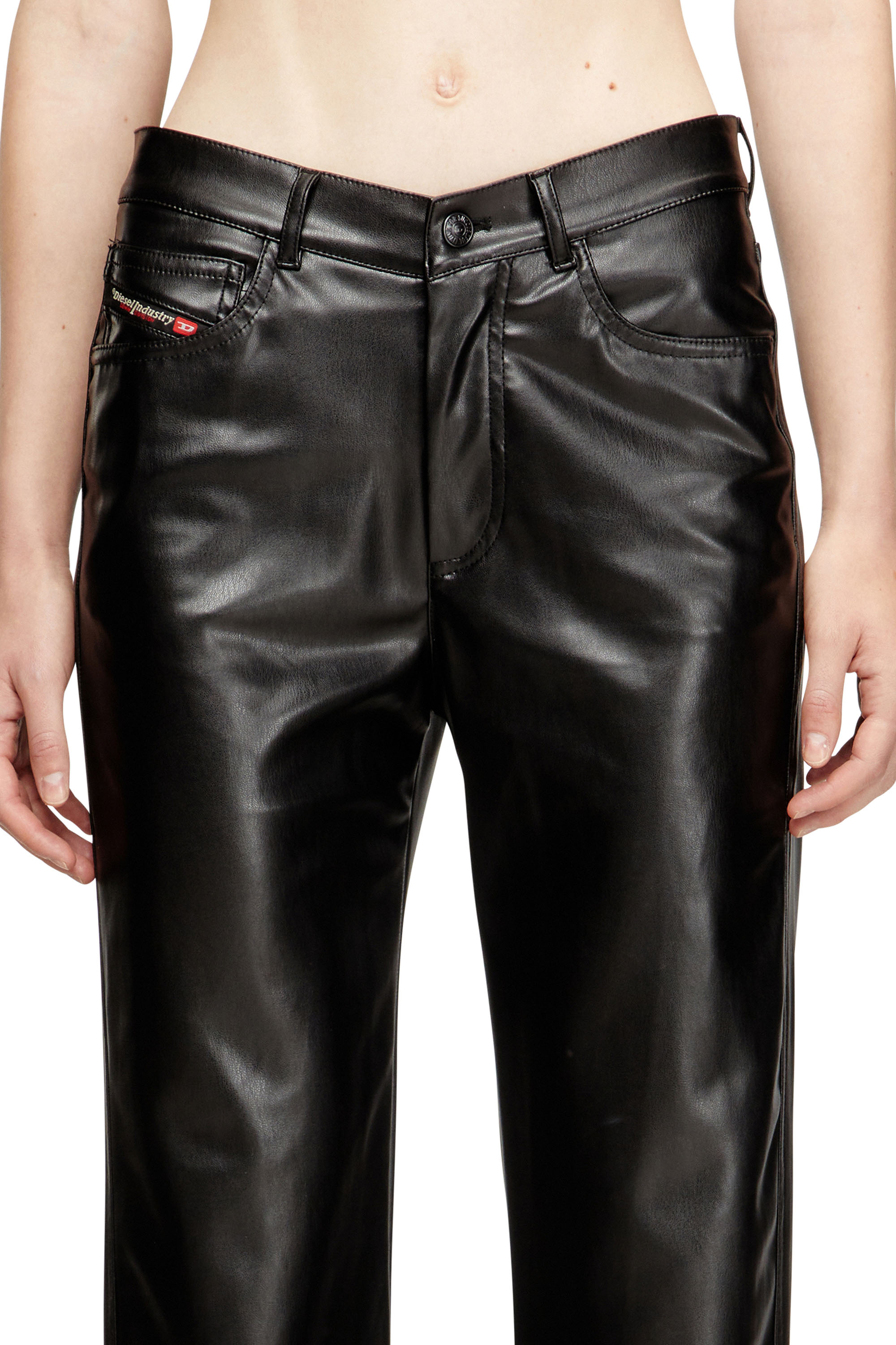 Diesel - P-LAIN, Pantalon à cinq poches en tissu enduit Femme in Noir - 4