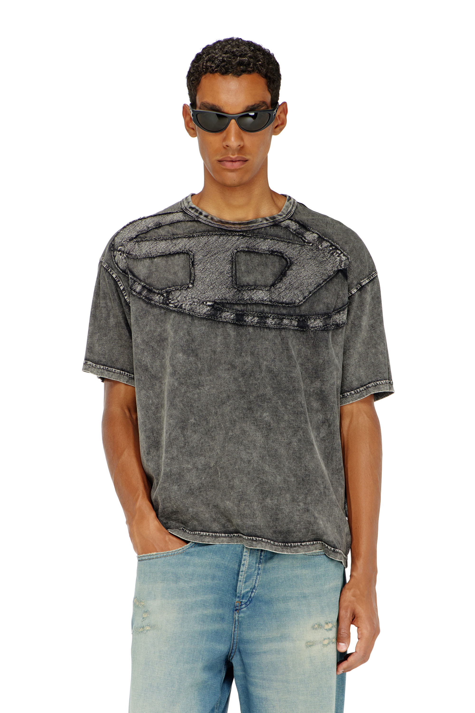 Diesel - T-BOXT-DEN, T-shirt en coton d&eacute;contract&eacute;e avec applique Oval D Homme in Noir - 1
