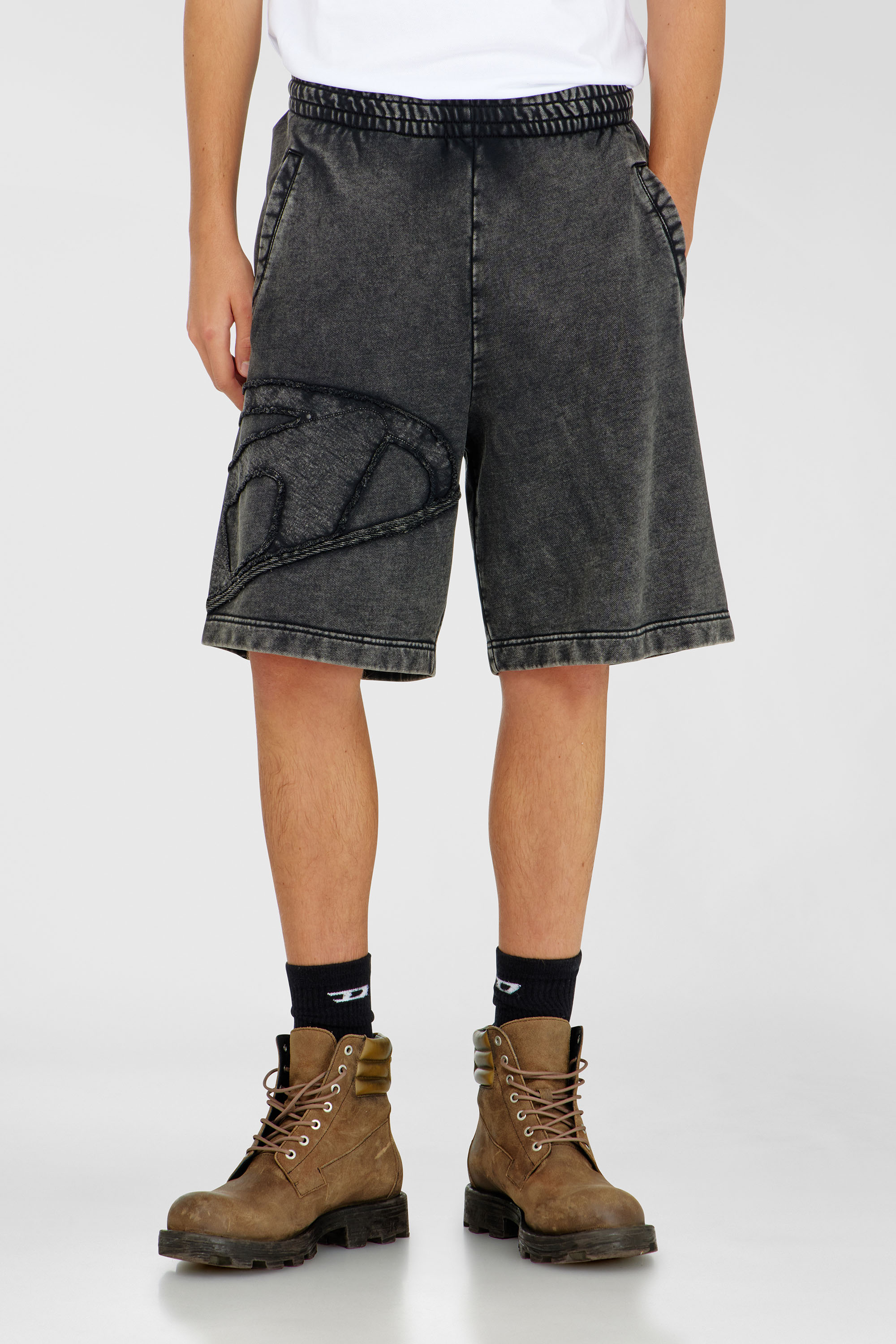 Diesel - P-CROW-MEGCUT, Short en molleton avec logo Oval D sectionn&eacute; Homme in Noir - 3