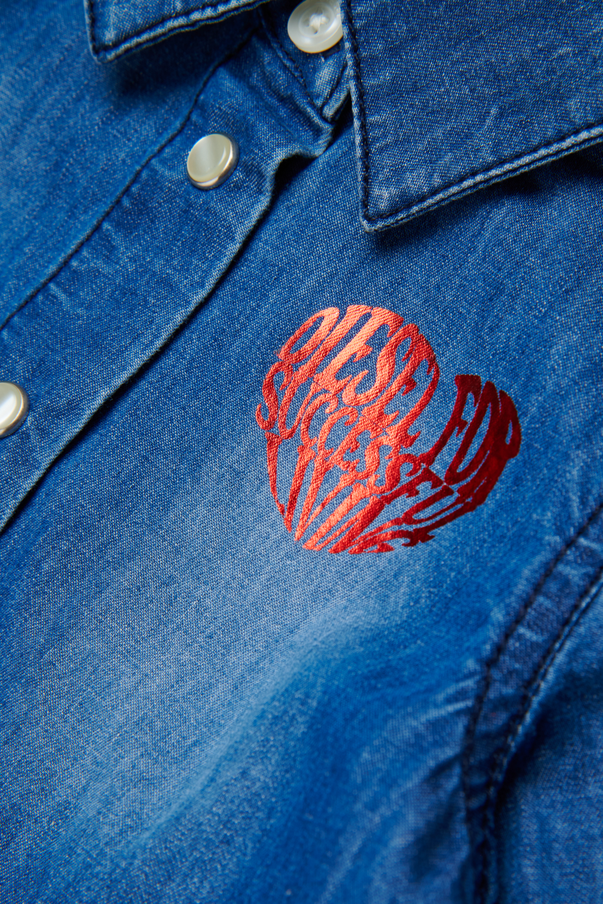 Diesel - DERLIB, Robe en denim &agrave; imprim&eacute; c&oelig;ur Femme in Bleu - 4