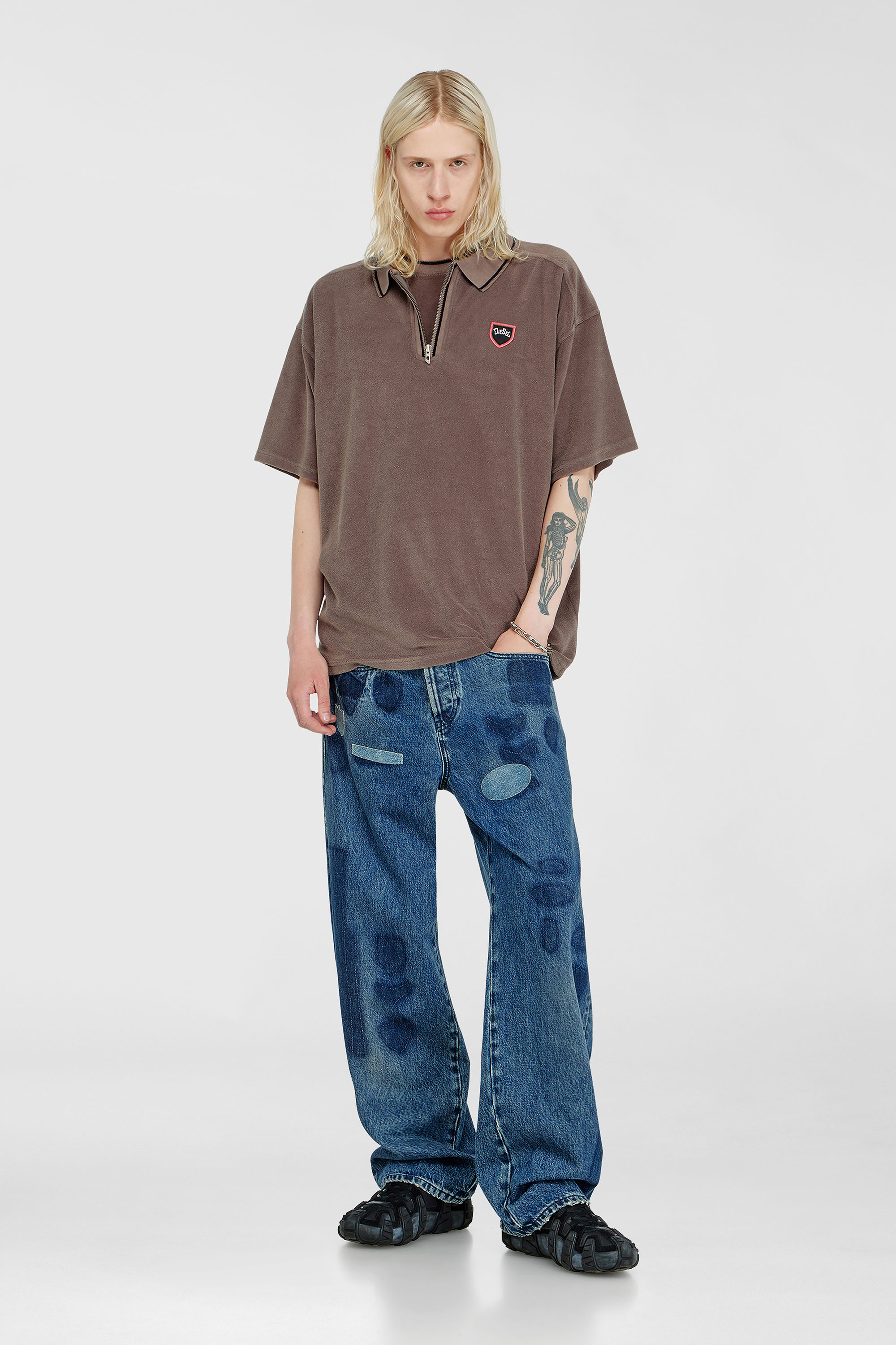 Diesel - T-SPONGY-ZIP, Polo en chenille avec patch blason Homme in Marron - 1