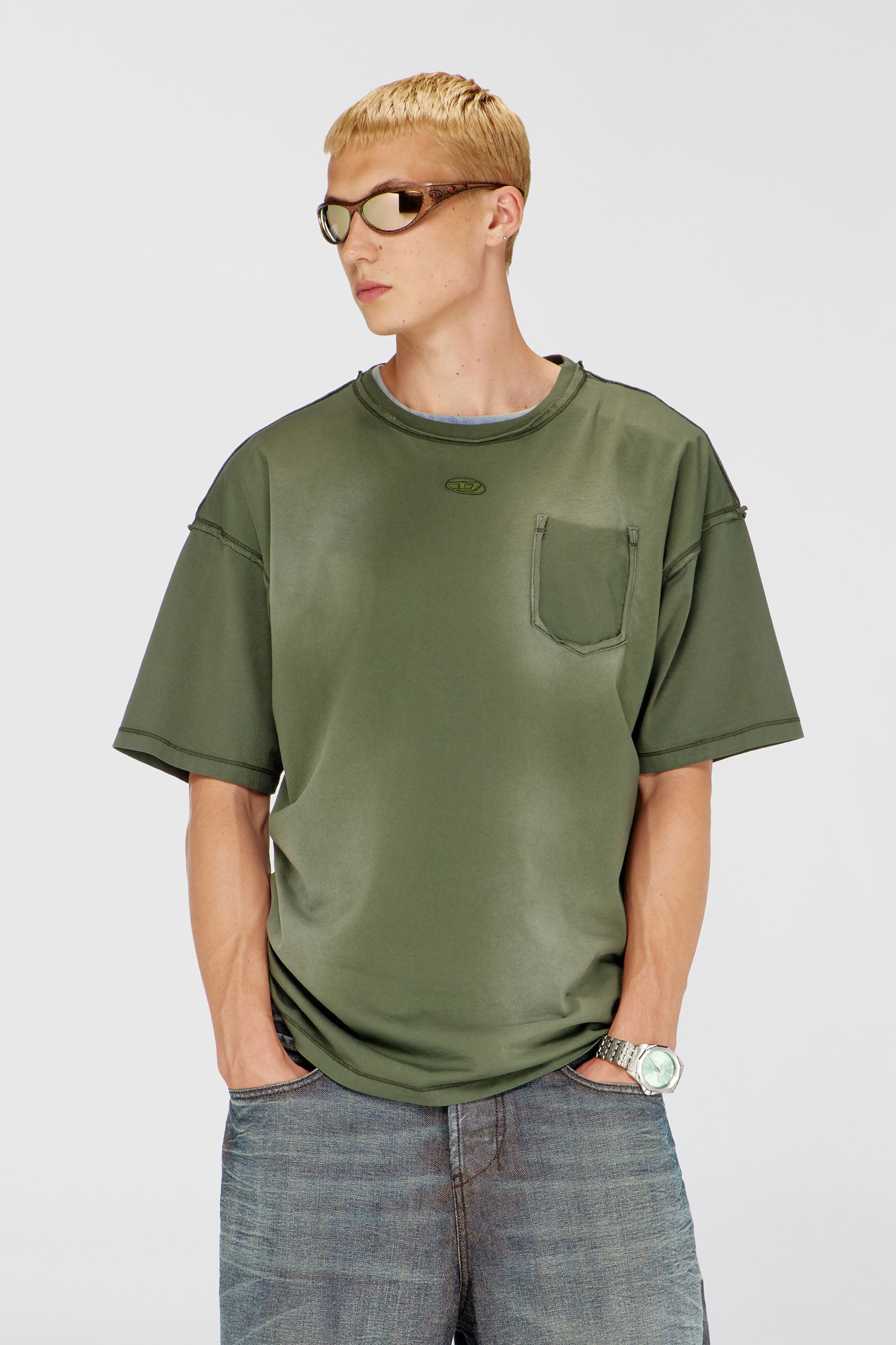 Diesel - T-POCK, T-shirt effet d&eacute;lav&eacute; avec poche d&eacute;chir&eacute;e Homme in Vert - 1