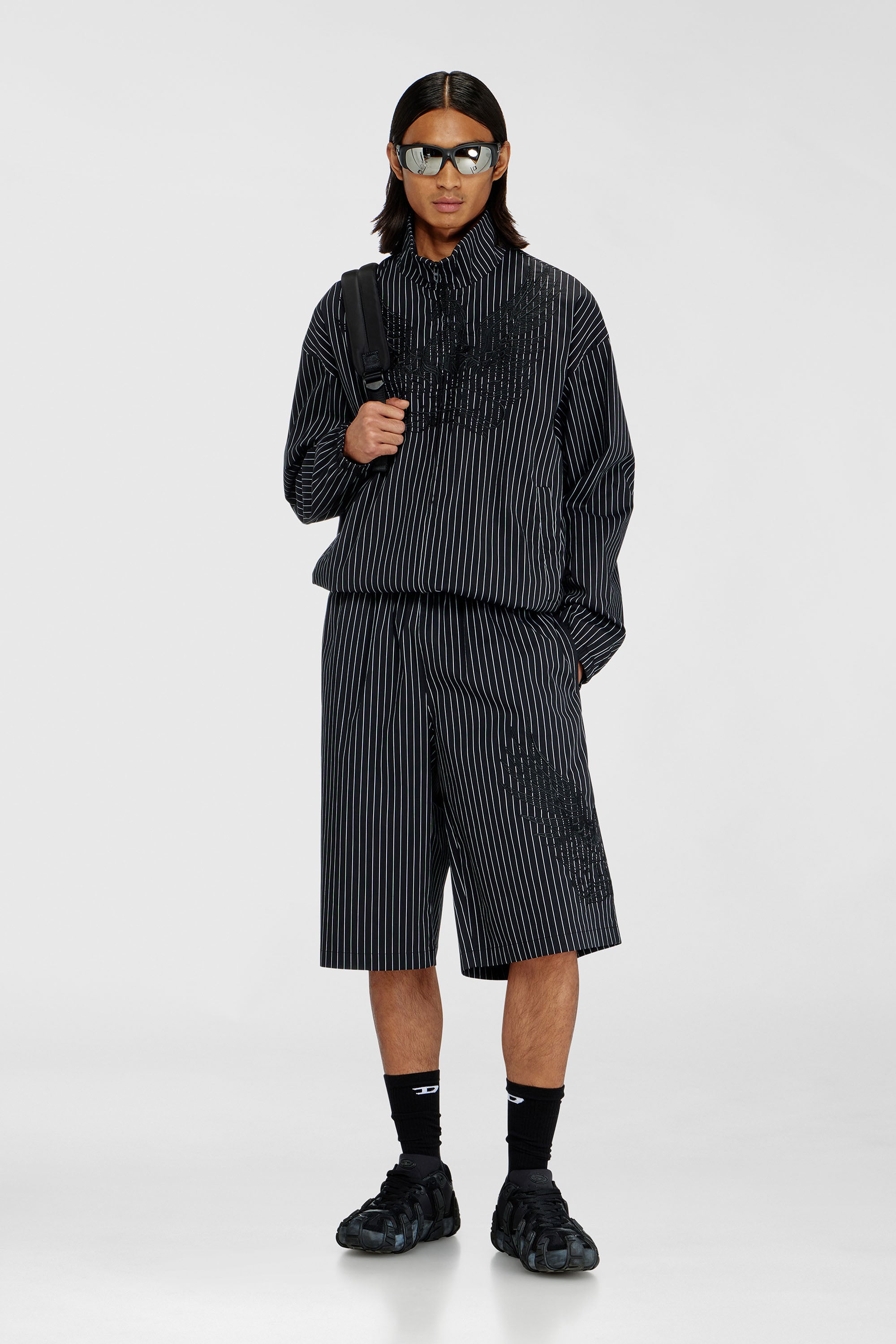 Diesel - P-THEO-SHORT-NJCA, Short &agrave; rayures fines avec broderie Phoenix Homme in Noir - 1