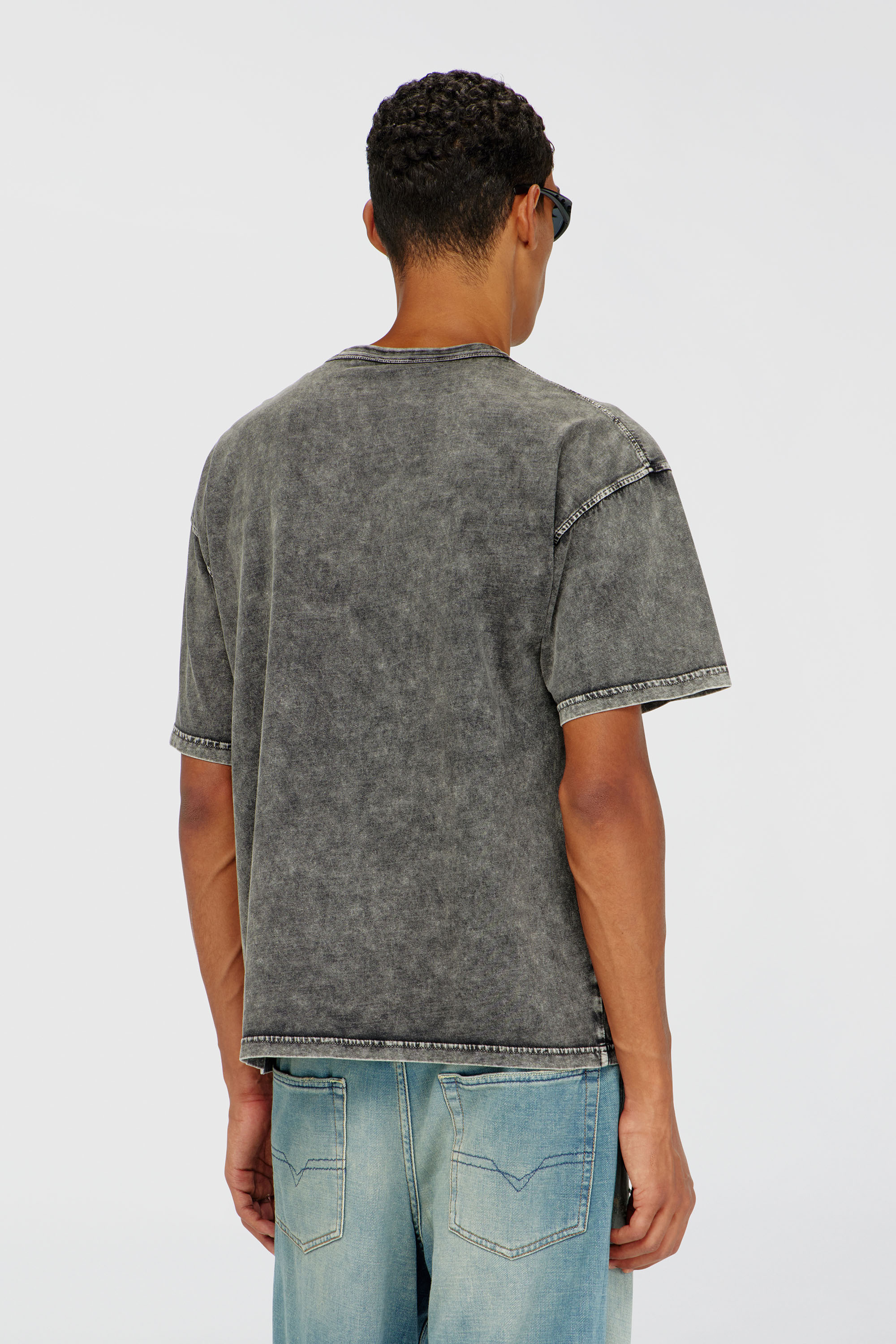 Diesel - T-BOXT-DEN, T-shirt en coton d&eacute;contract&eacute;e avec applique Oval D Homme in Noir - 4