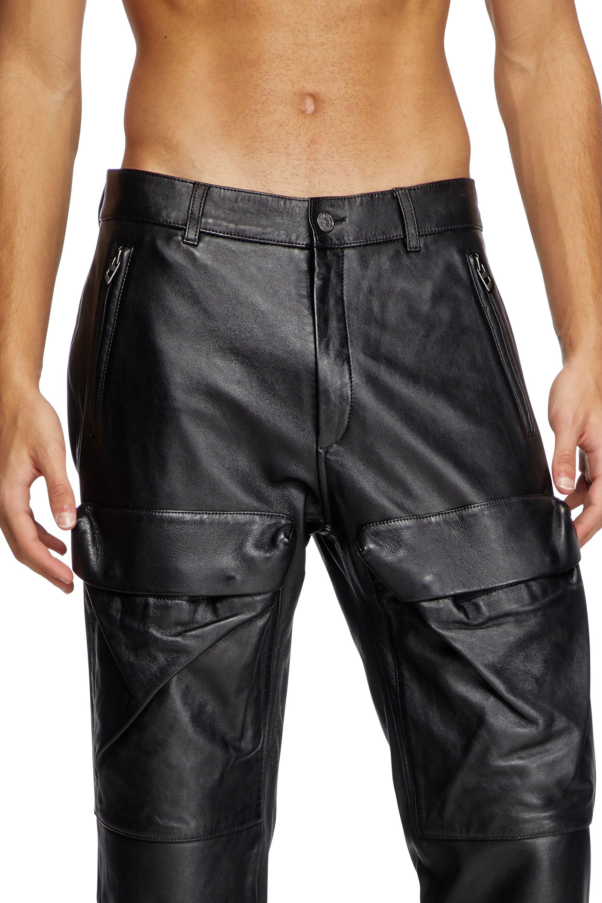 Diesel - P-GAST, Pantalon en cuir avec poches utility Homme in Noir - 5