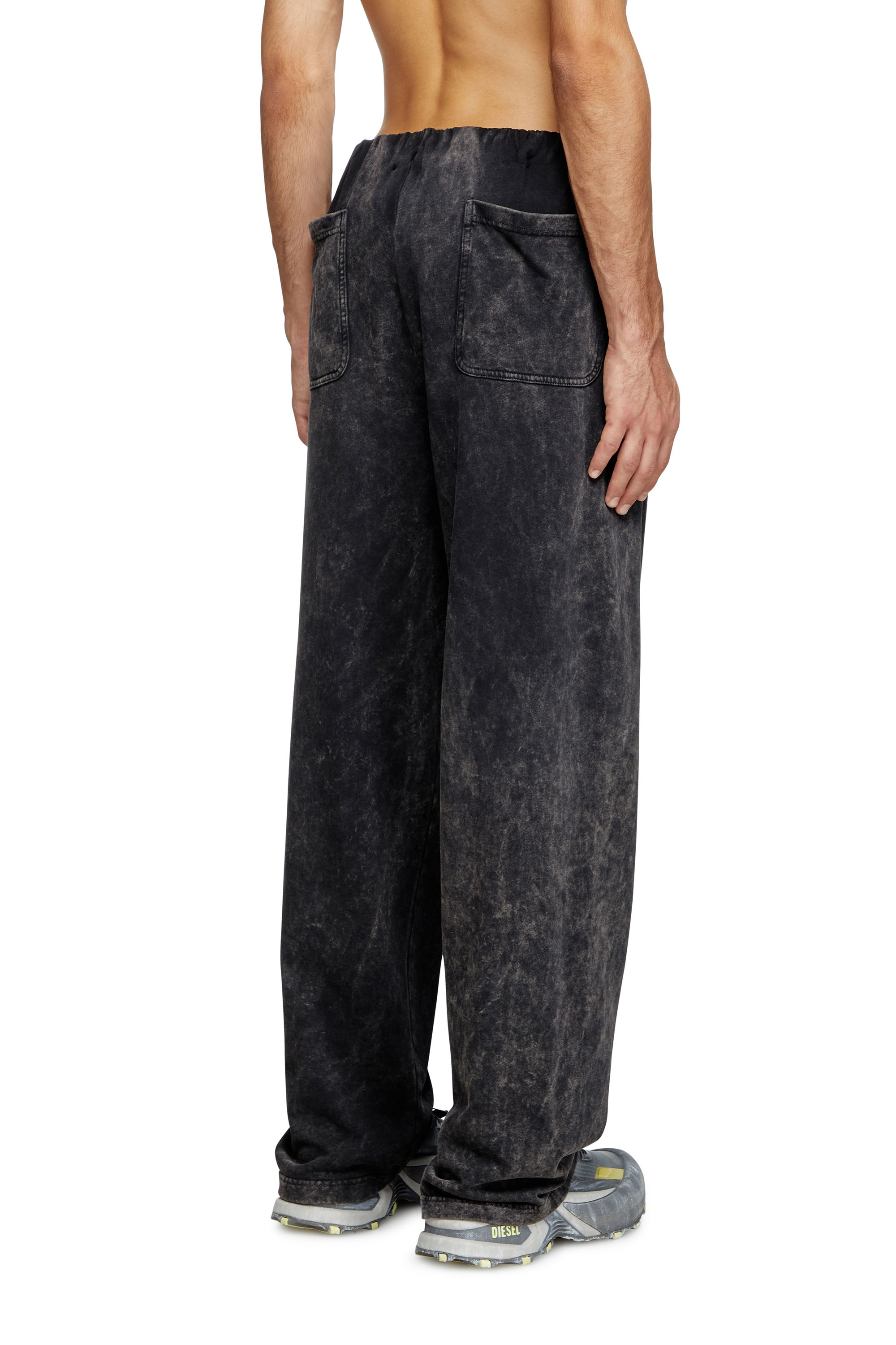 Diesel - P-MARKLE, Treated sweatpants with gathered waist Homme in Noir - 4