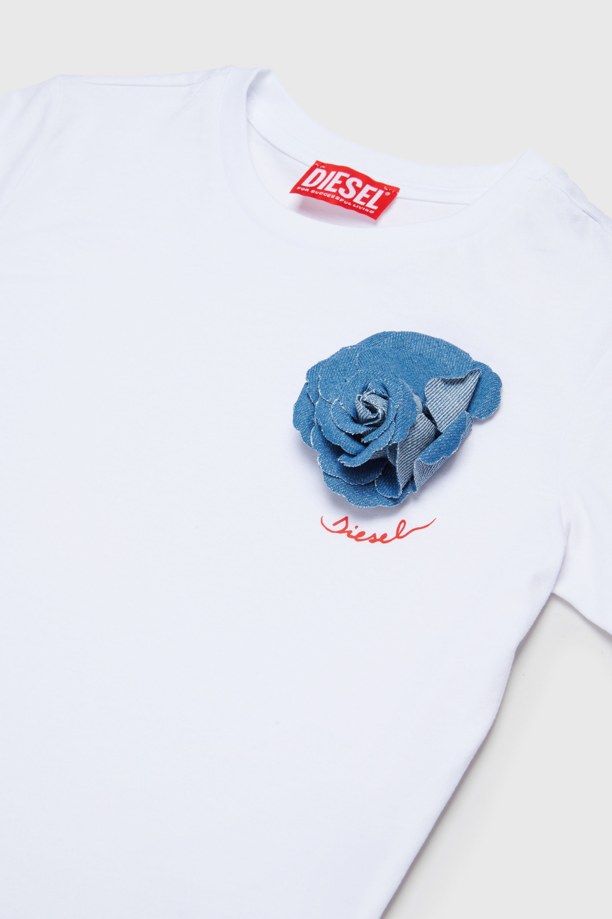 Diesel - TROSET, T-shirt avec rose en denim appliqu&eacute;e Femme in Blanc - 3