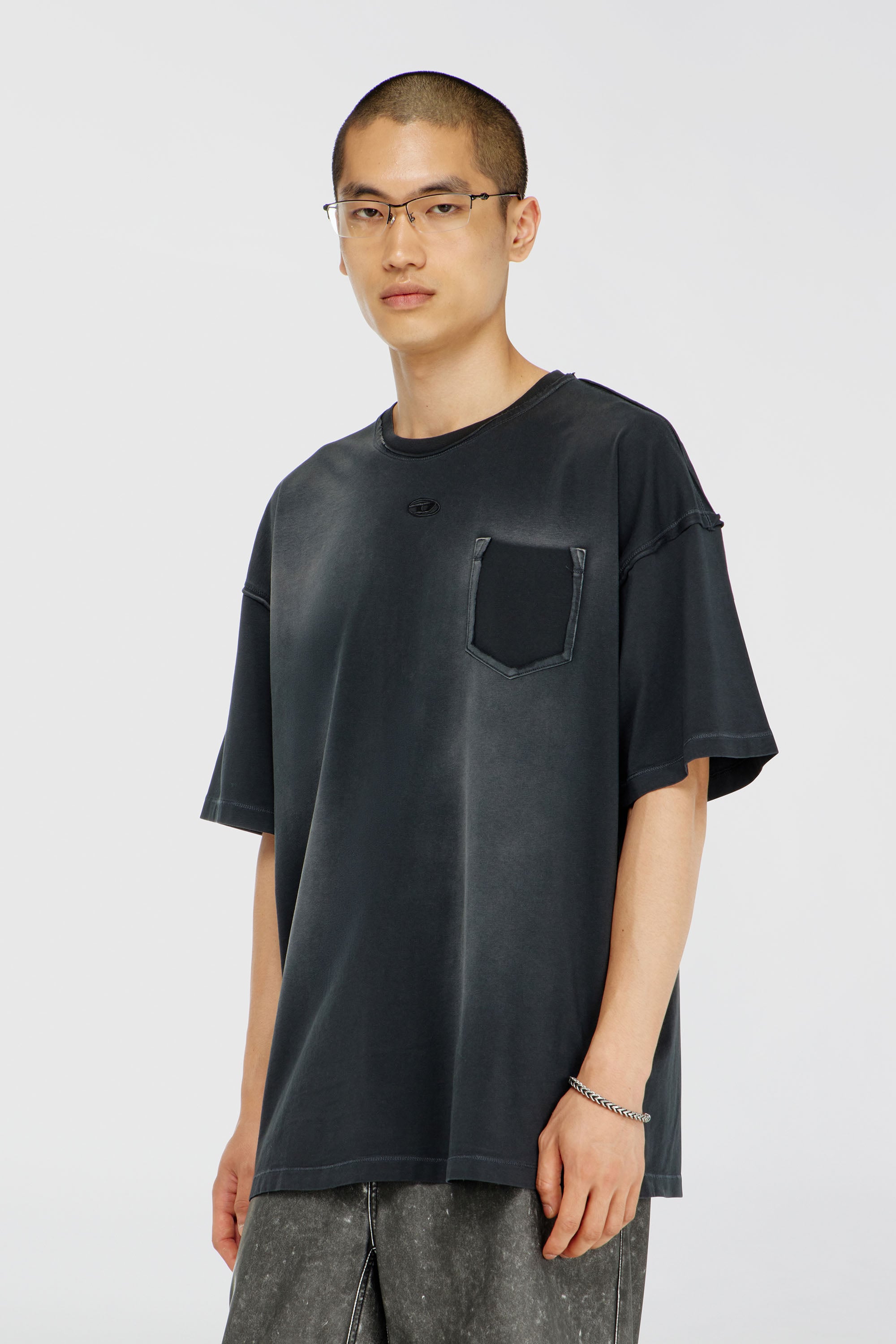 Diesel - T-POCK, T-shirt effet d&eacute;lav&eacute; avec poche d&eacute;chir&eacute;e Homme in Noir - 1