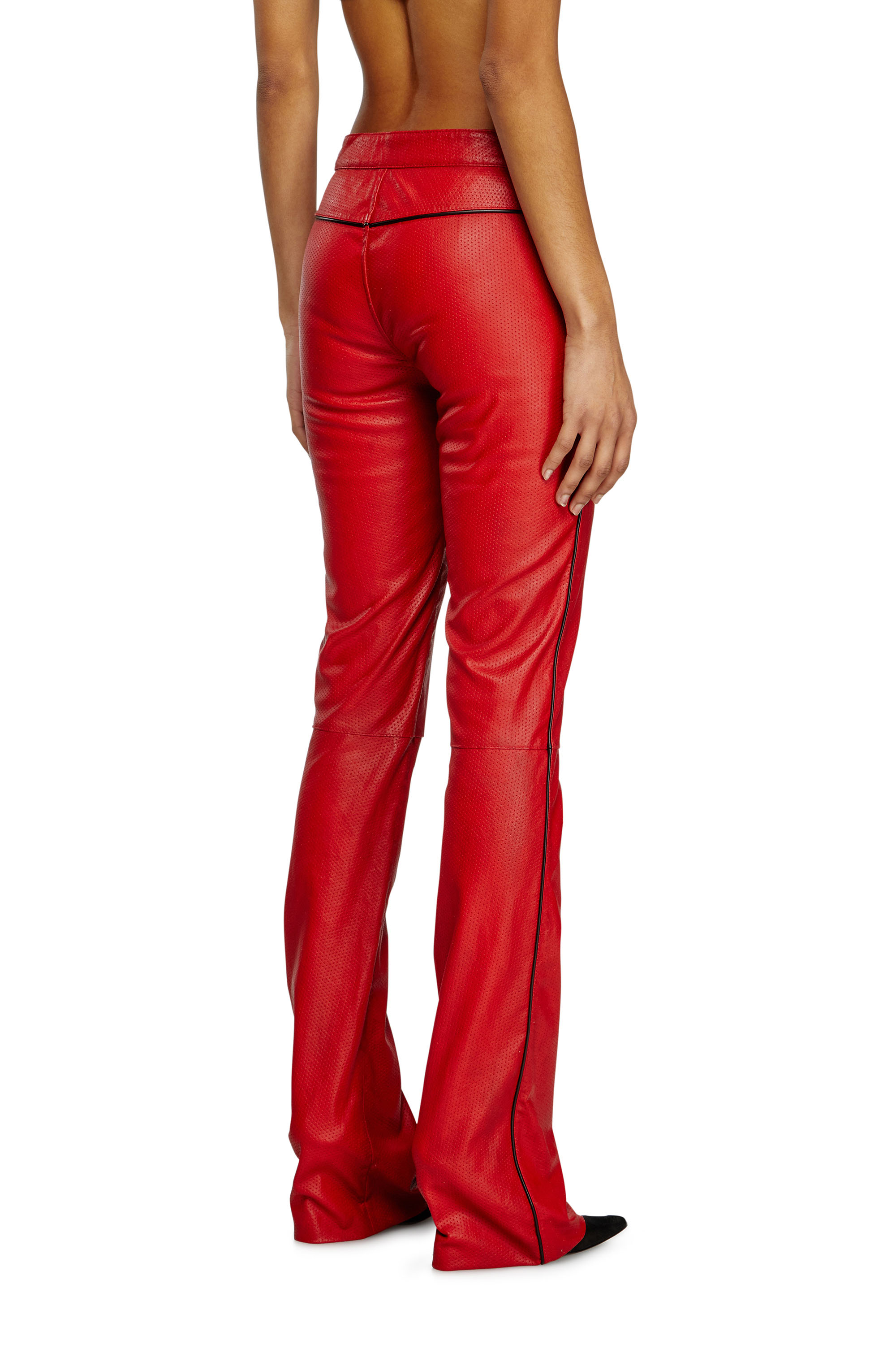 Diesel - L-INSEY, Pantalon de motard en cuir stretch perforé Femme in Rouge - 4