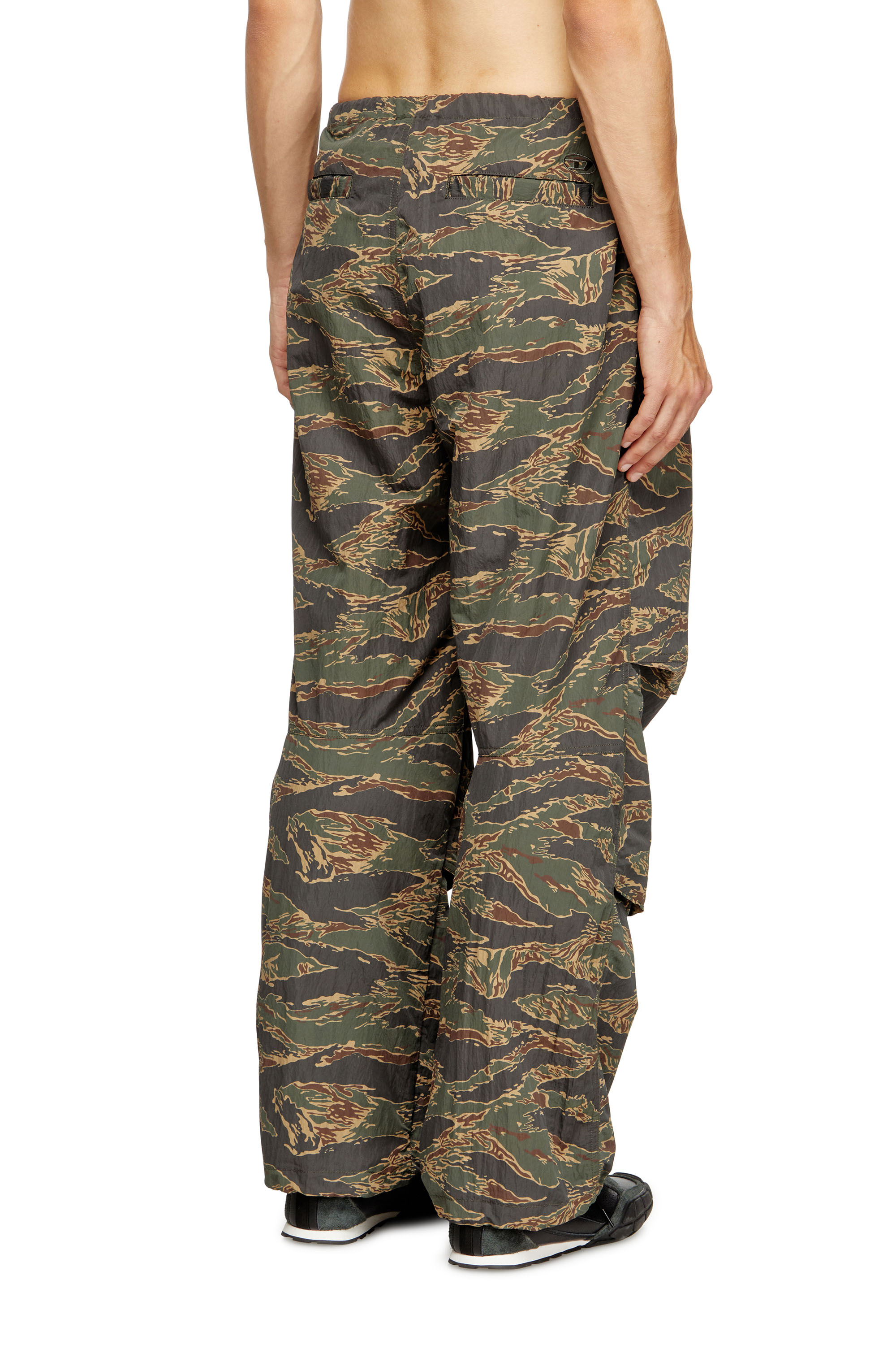 Diesel - P-ANIC, Pantalon cargo en nylon à imprimé camouflage Homme in Vert - 4