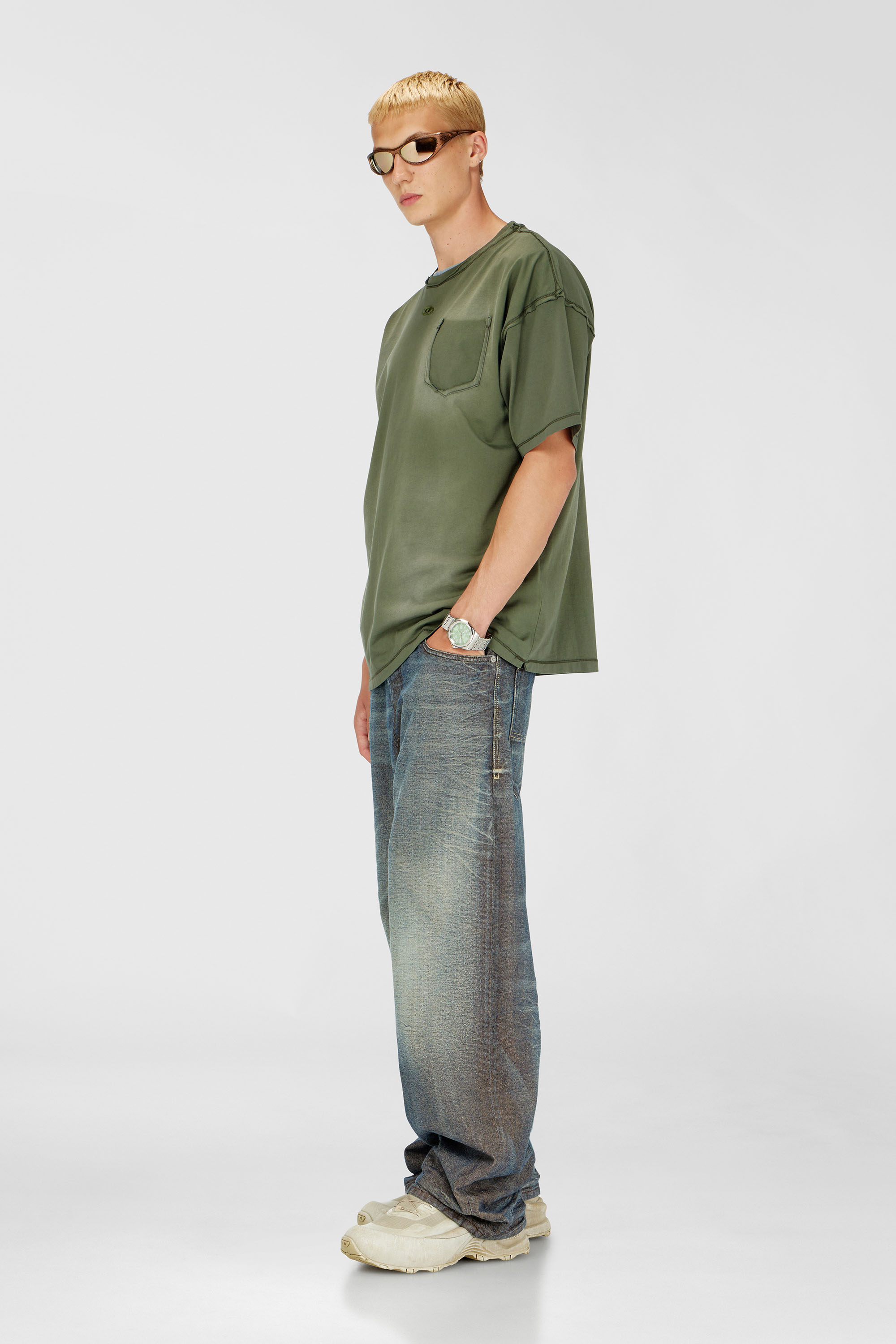 T-shirt effet d&eacute;lav&eacute; avec poche d&eacute;chir&eacute;e