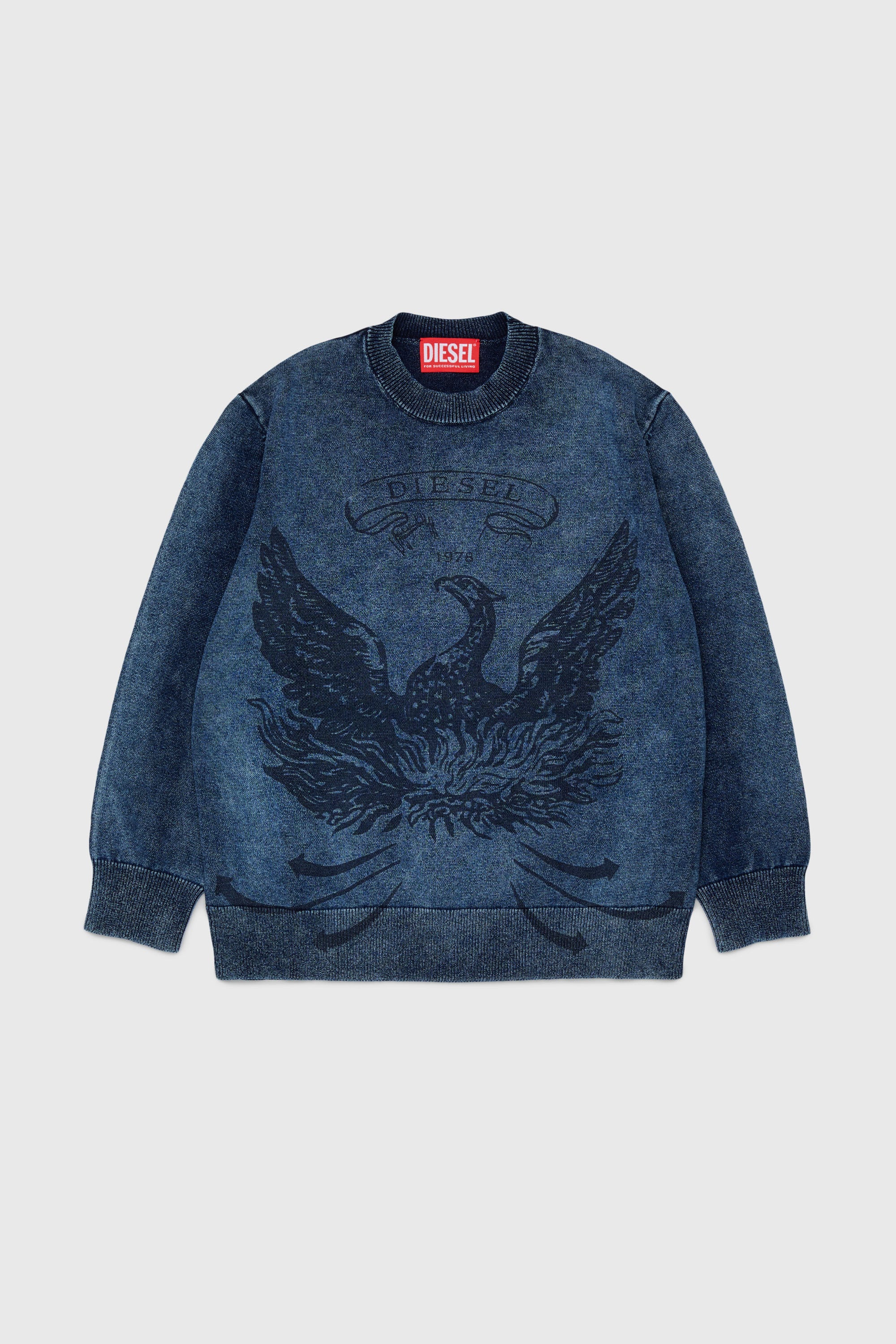 Diesel - KFINNIC OVER, Pull effet denim avec motif ph&eacute;nix Homme in Bleu - 1
