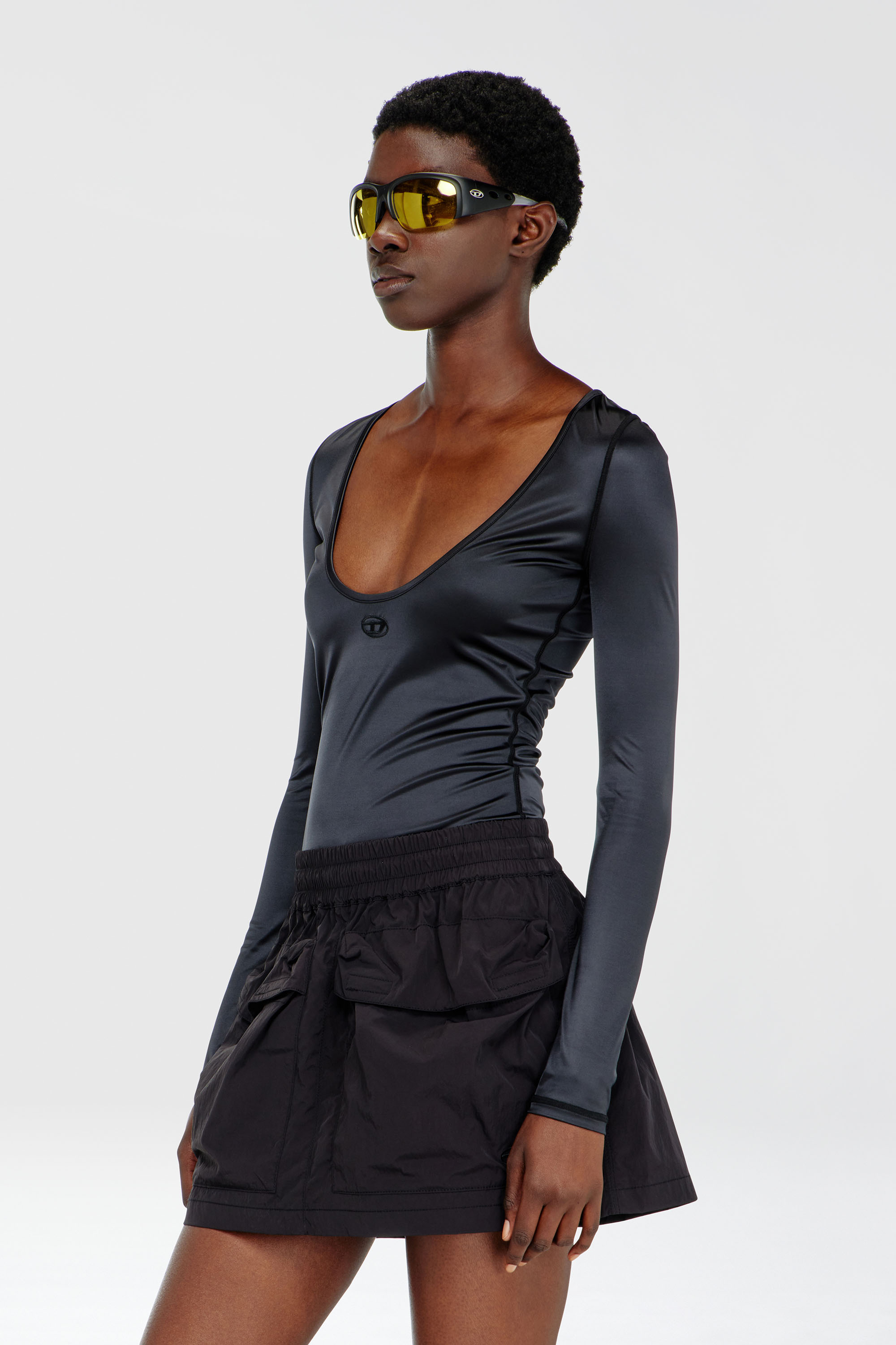 Diesel - T-ELPHIN-LS, Top slim en nylon &agrave; encolure d&eacute;gag&eacute;e avec Logo Oval D brod&eacute; Femme in Noir - 1