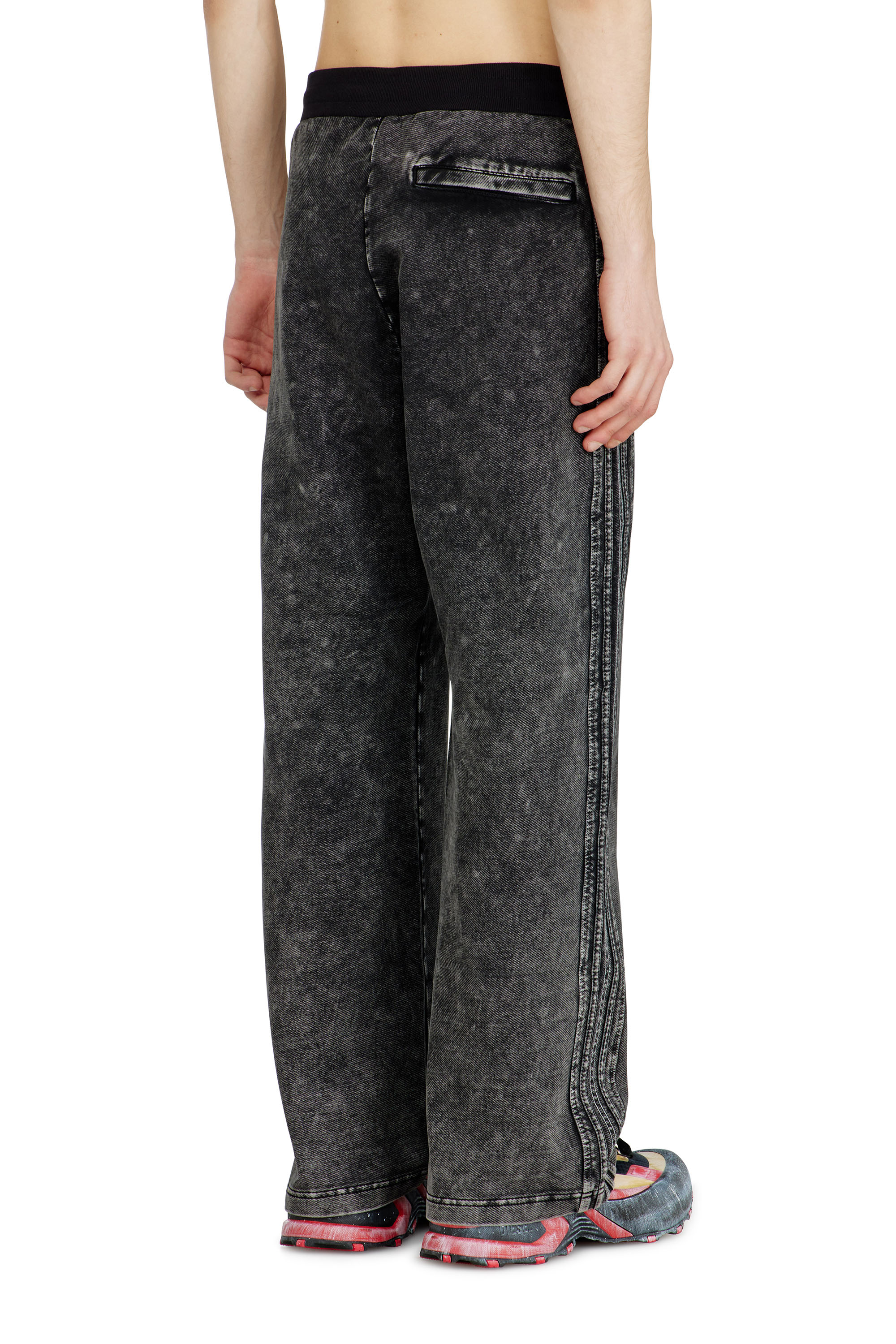 Diesel - P-ALT, Pantalon de jogging effet denim avec bandes lat&eacute;rales Homme in Noir - 4