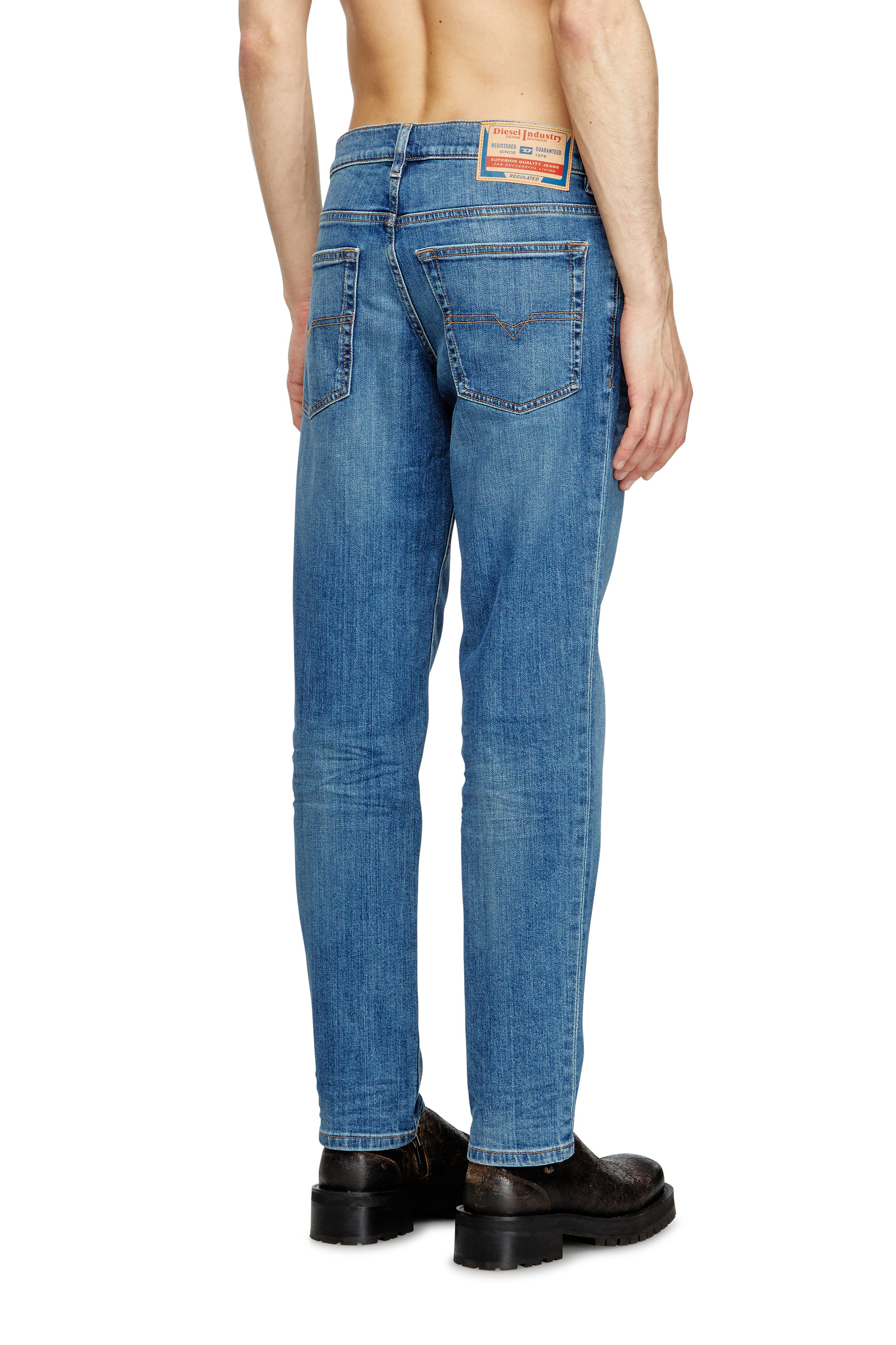 Diesel - Regular Jeans 2023 D-Finitive 0KIAL Homme, Bleu Clair - Image 4