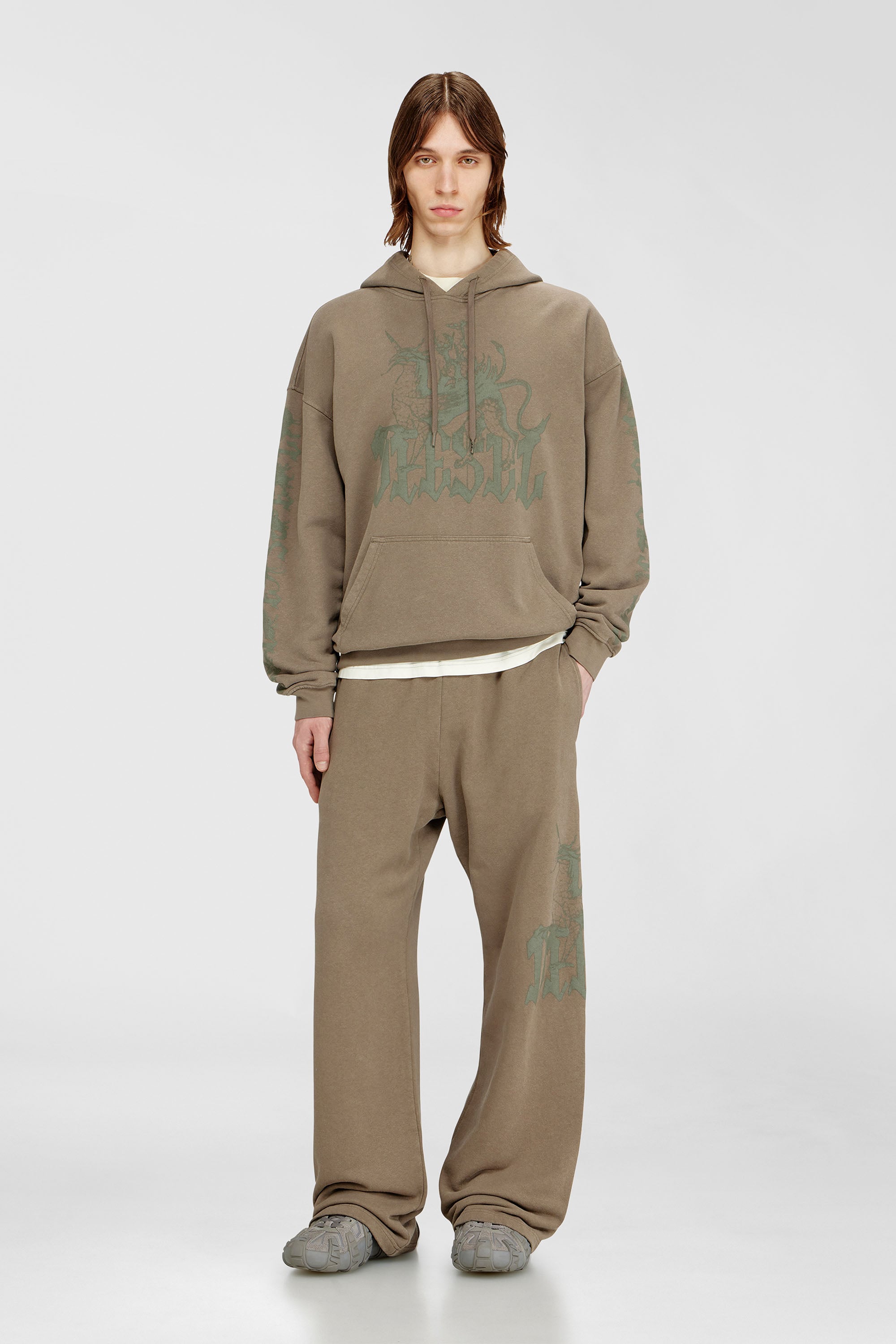Diesel - P-GRO, Pantalon trait&eacute; avec imprim&eacute; logo Homme in Marron - 1