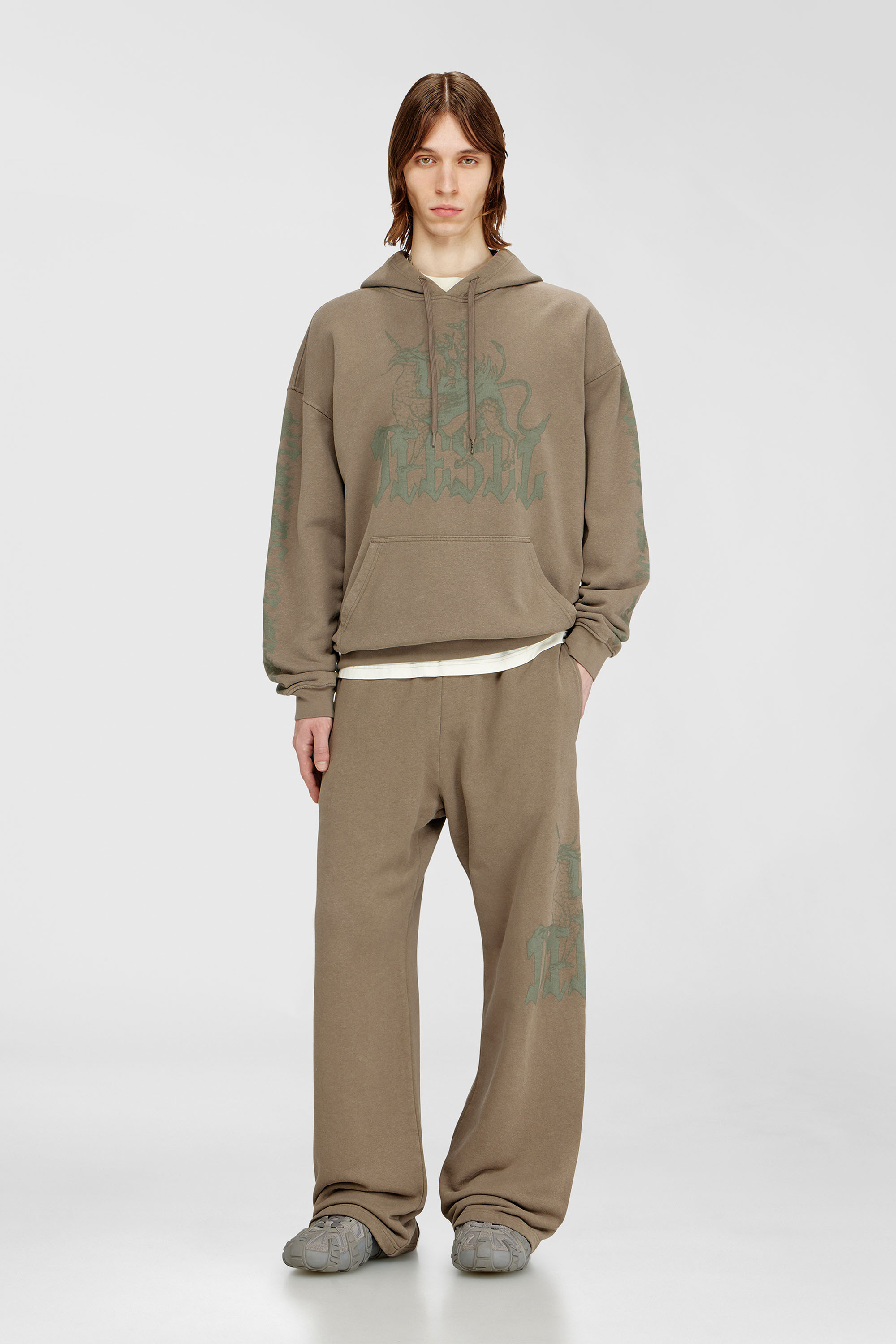 Diesel - P-GRO, Pantalon trait&eacute; avec imprim&eacute; logo Homme in Marron - 1