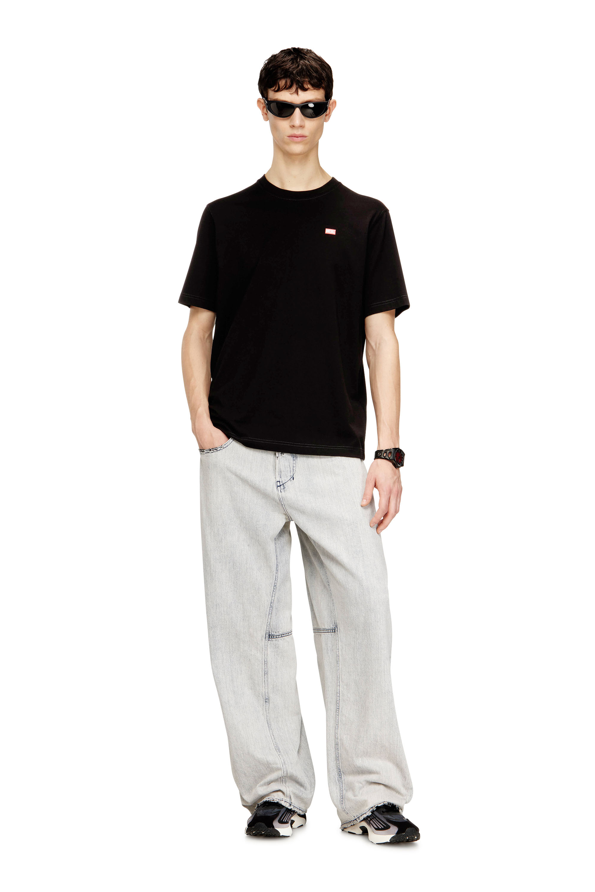 Diesel - T-ADJUST-V10, T-shirt classique avec &eacute;cusson Diesel et imprim&eacute; photo Homme in Noir - 2