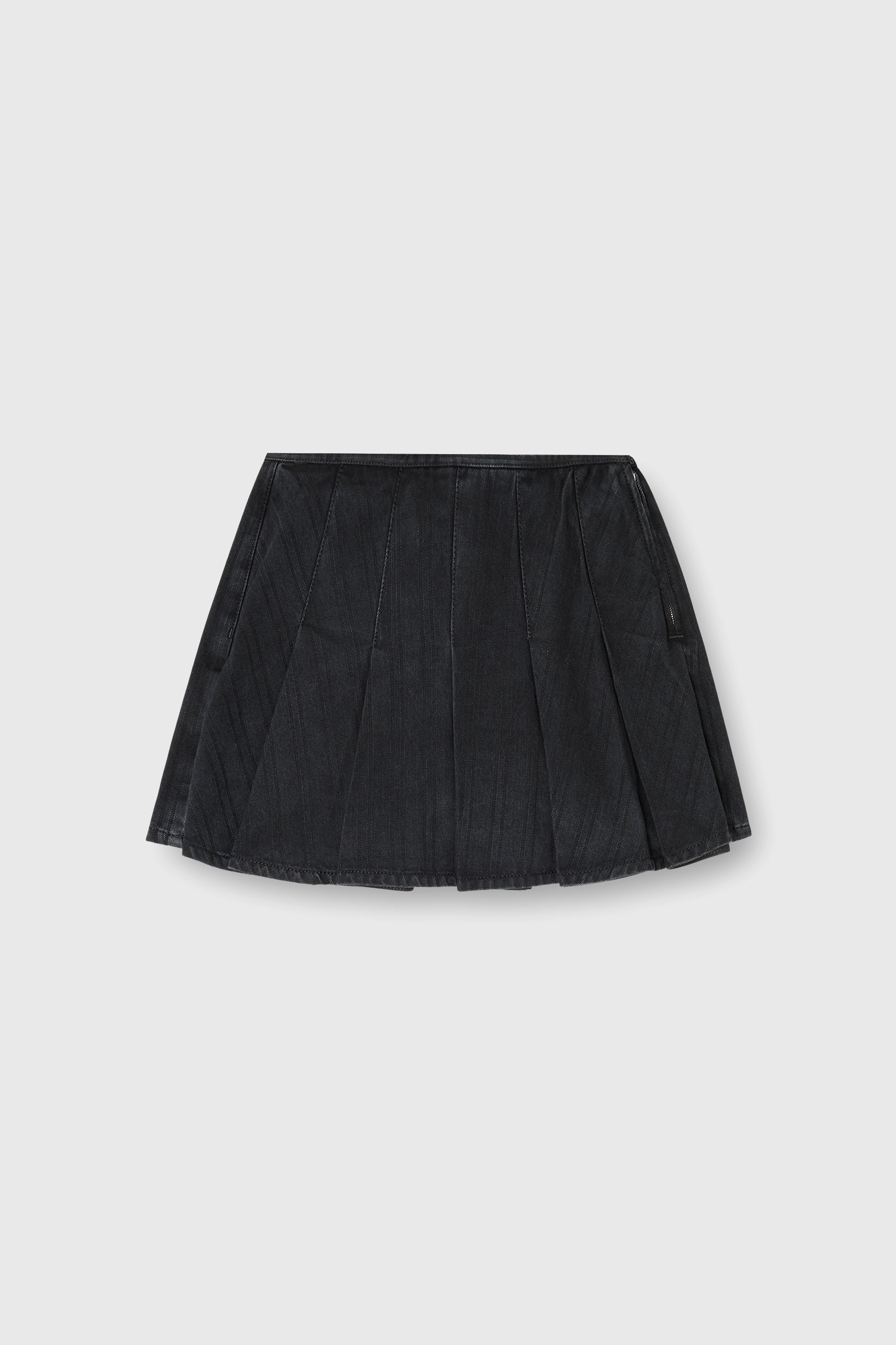 Diesel - DE-SHERO, Jupe-short pliss&eacute;e en denim &agrave; rayures fines Femme in Noir - 2