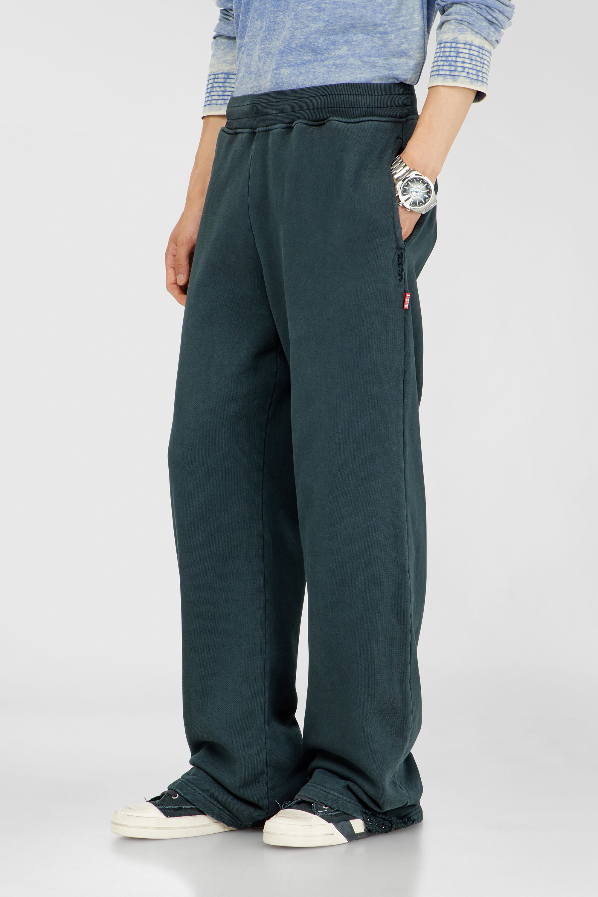 Diesel - P-MARTAINS-CRYSTALS, Pantalon de surv&ecirc;tement effet us&eacute; avec d&eacute;tails en cristal Homme in Vert - 3