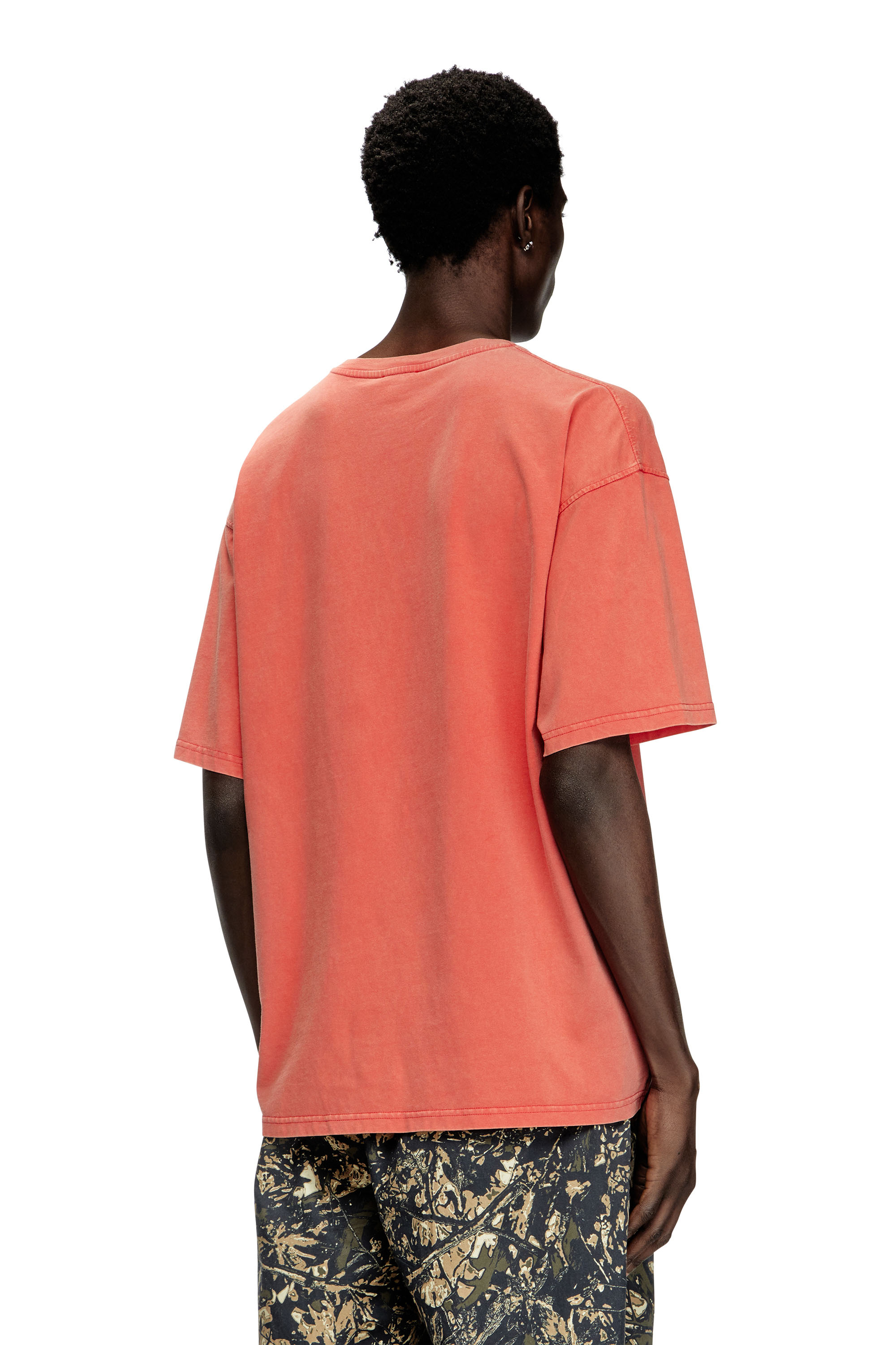 Diesel - T-BOXT-R21, T-shirt délavé à l'acide avec logo floqué Oval D Homme in Rouge - 4