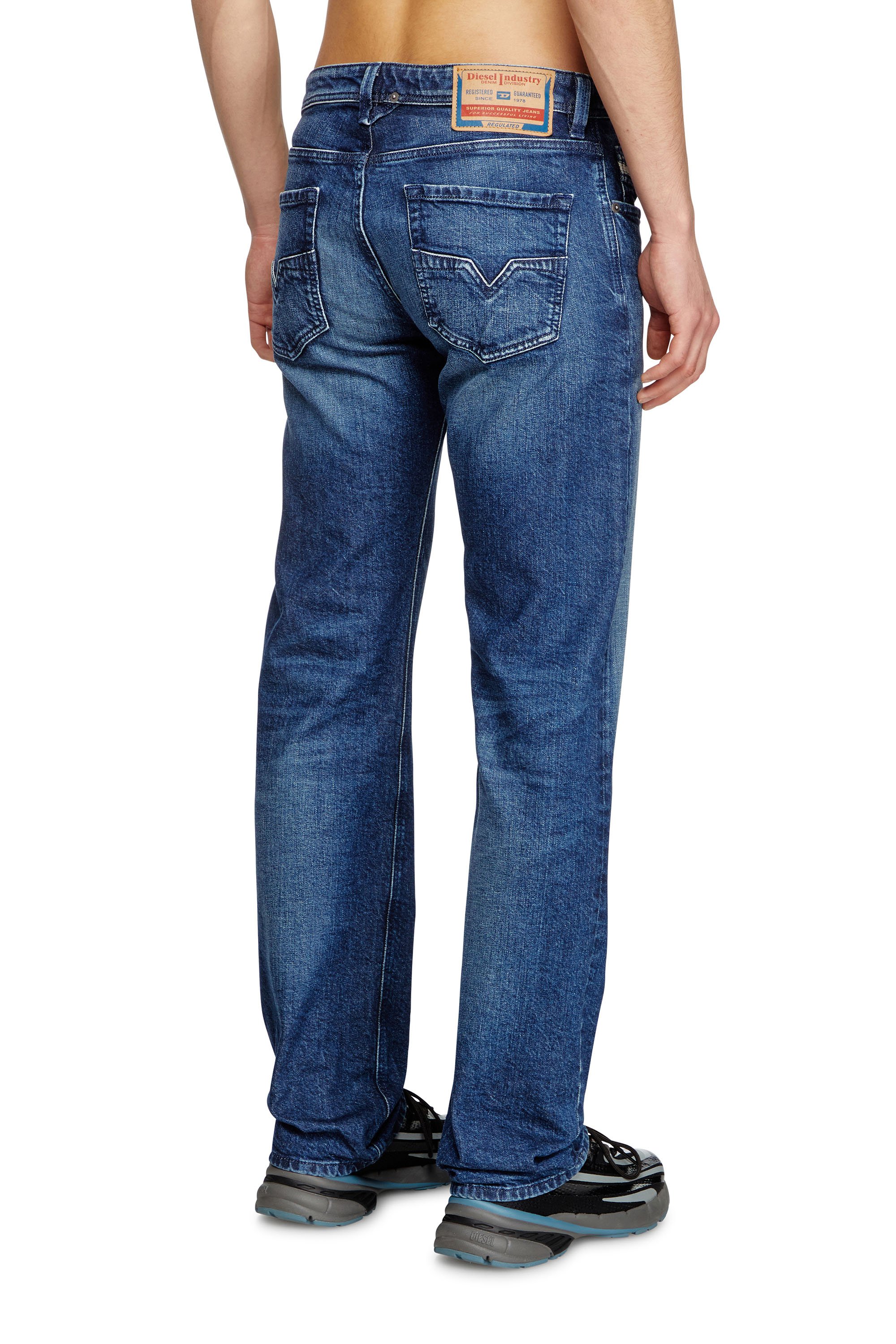 Diesel - Regular Jeans 1985 Larkee 09L51 Homme, Bleu Foncé - Image 4