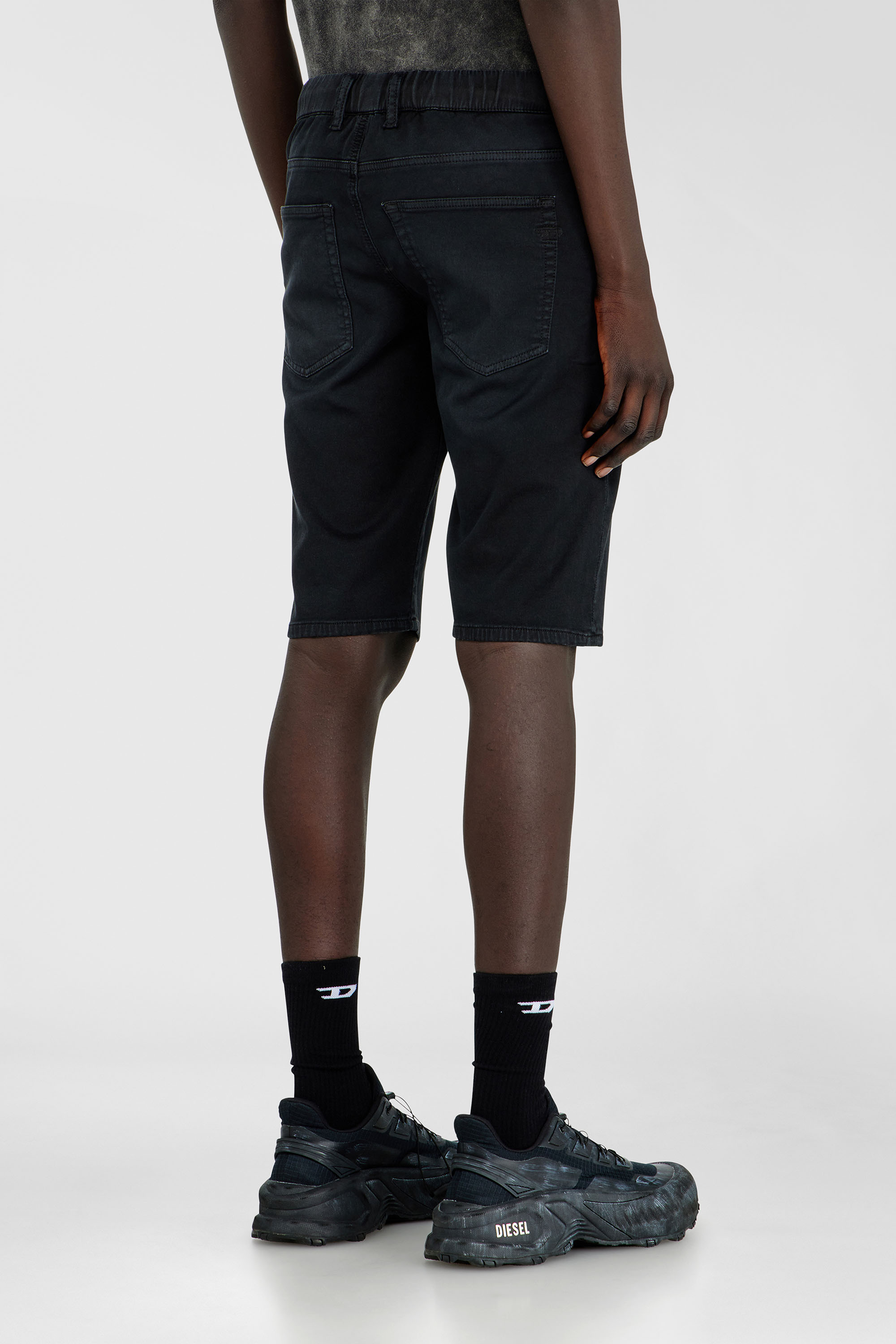 Diesel - 2033 D-KROOLEY-SHORT-BW JOGG, Short slim en denim color&eacute; Homme in Noir - 4