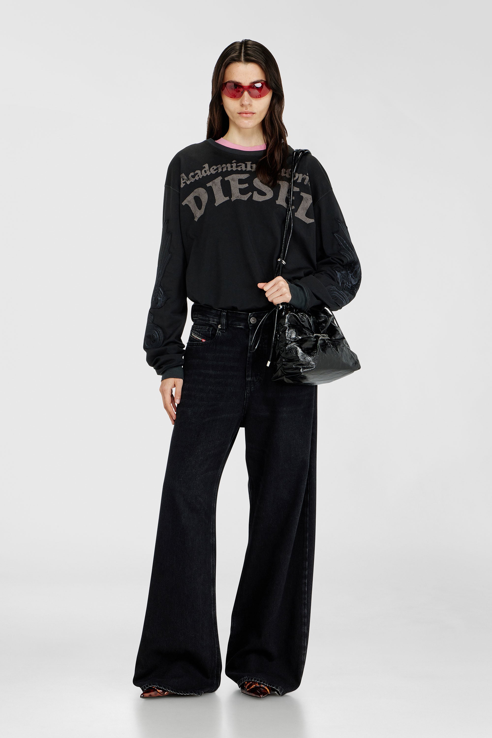 Diesel - SCRUNCH-D BUCKET, Scrunch-D-Sac seau en cuir froiss&eacute; et brillant Femme in Noir - 2