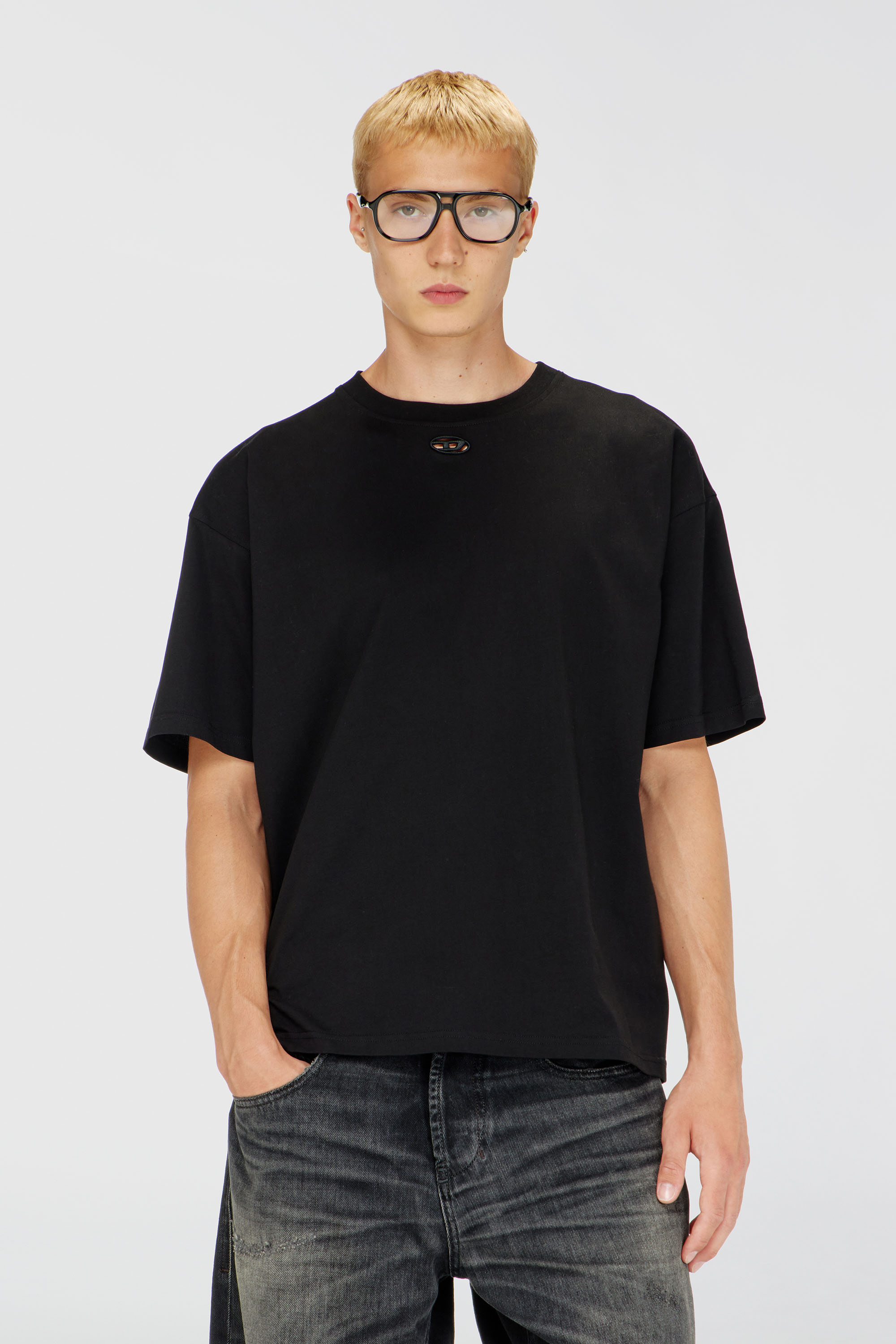 Diesel - T-BOXT-DCO, T-shirt en coton d&eacute;contract&eacute;e avec broderie Oval D Homme in Noir - 1