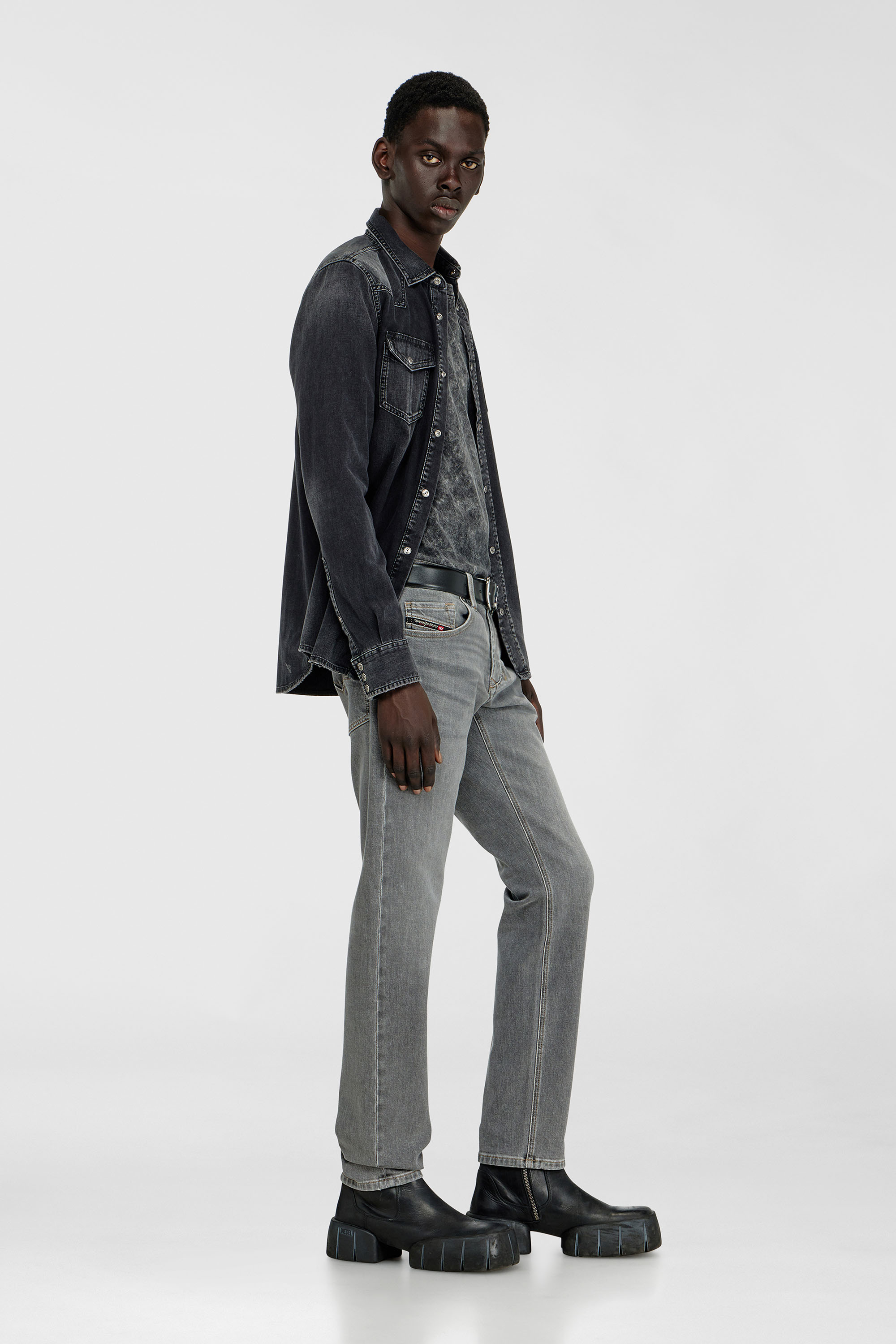 Diesel - Regular Jeans 1986 Larkee-Beex 0KBBI Homme, Gris - Image 2