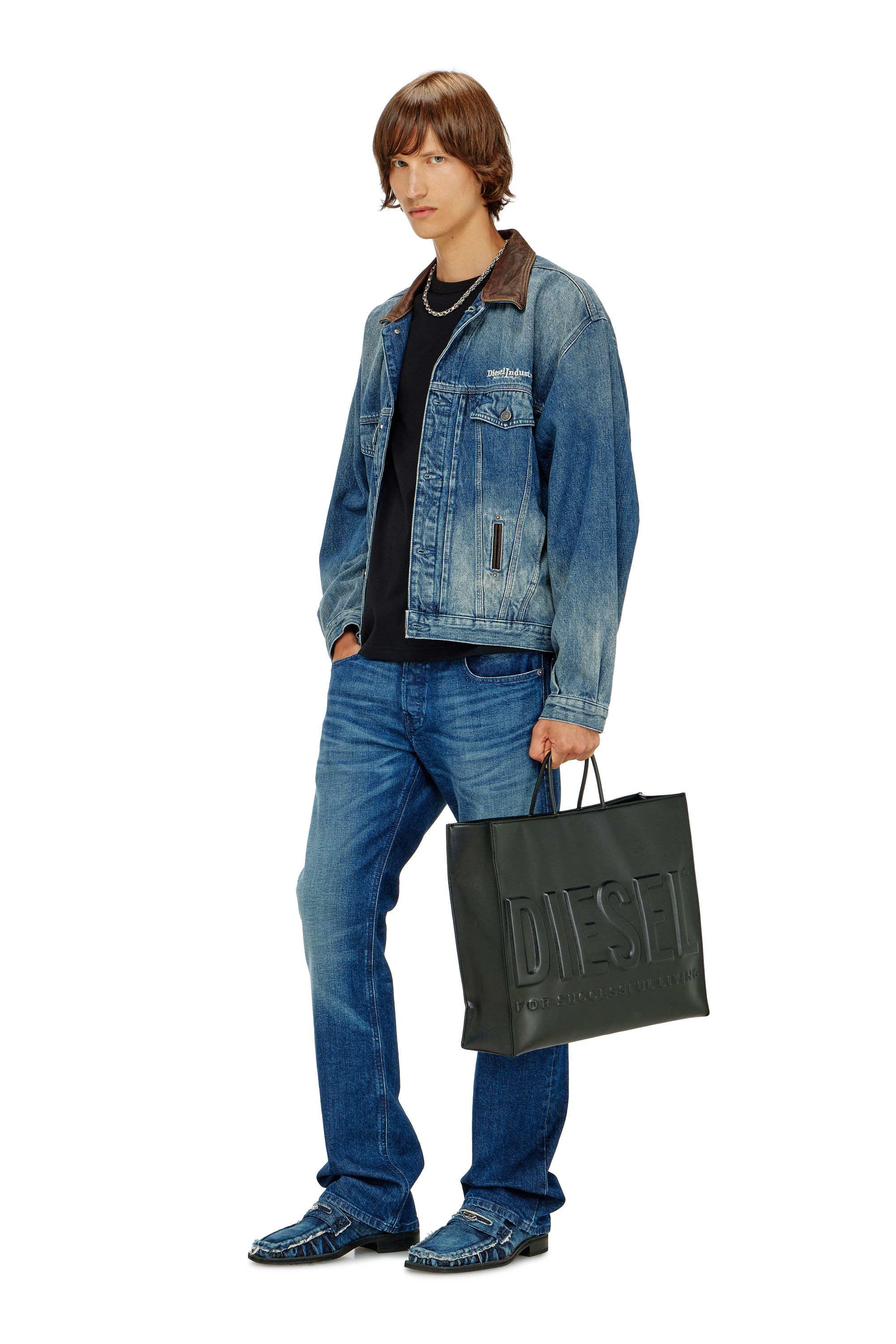 Diesel - D-DENVER-S1, Veste en denim de type trucker avec garnitures en cuir contrastant. Mixte in Bleu - 4