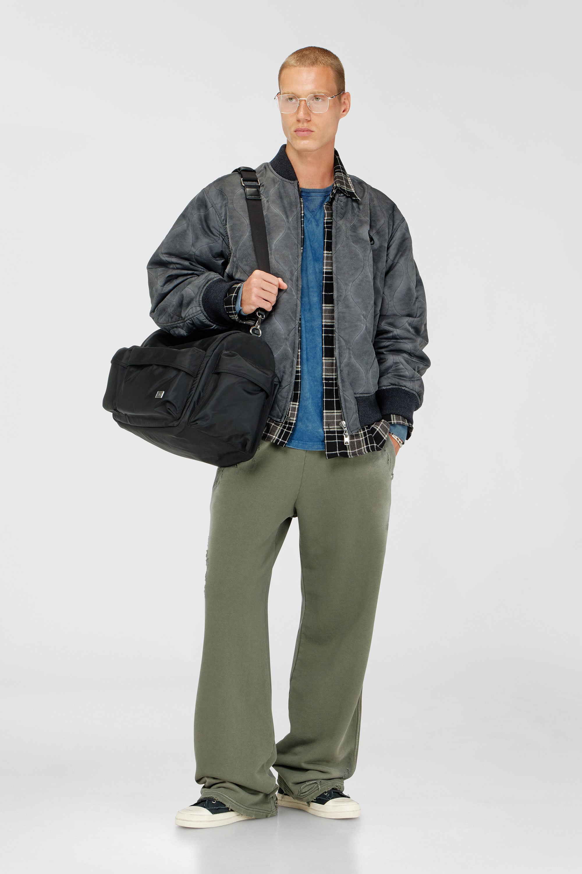 Diesel - P-KEITH, Pantalon de surv&ecirc;tement en coton effet destroyed Homme in Vert - 1