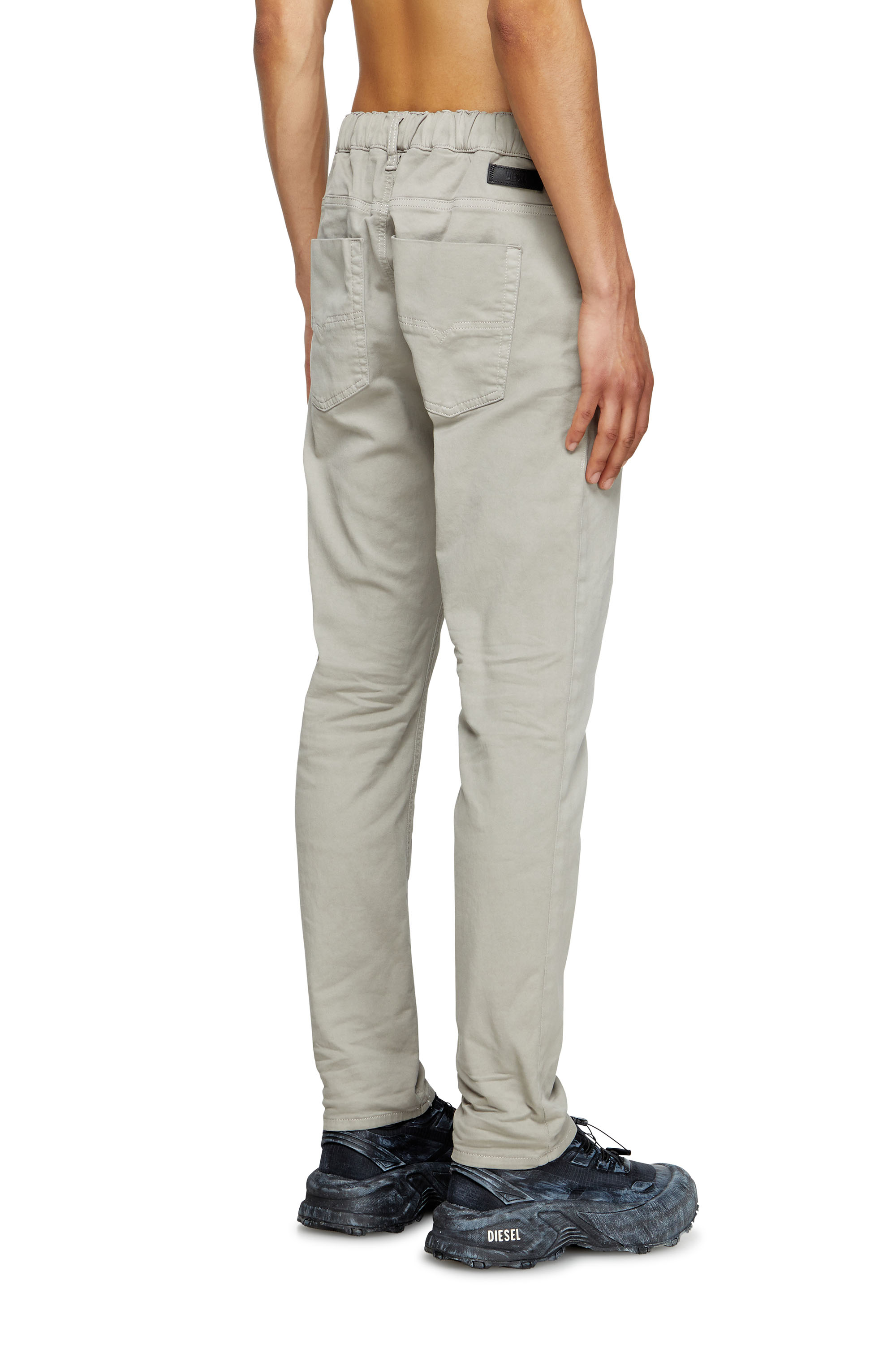 Diesel - Regular 2032 D-Krooley Joggjeans® 0670M Homme, Gris Clair - Image 4