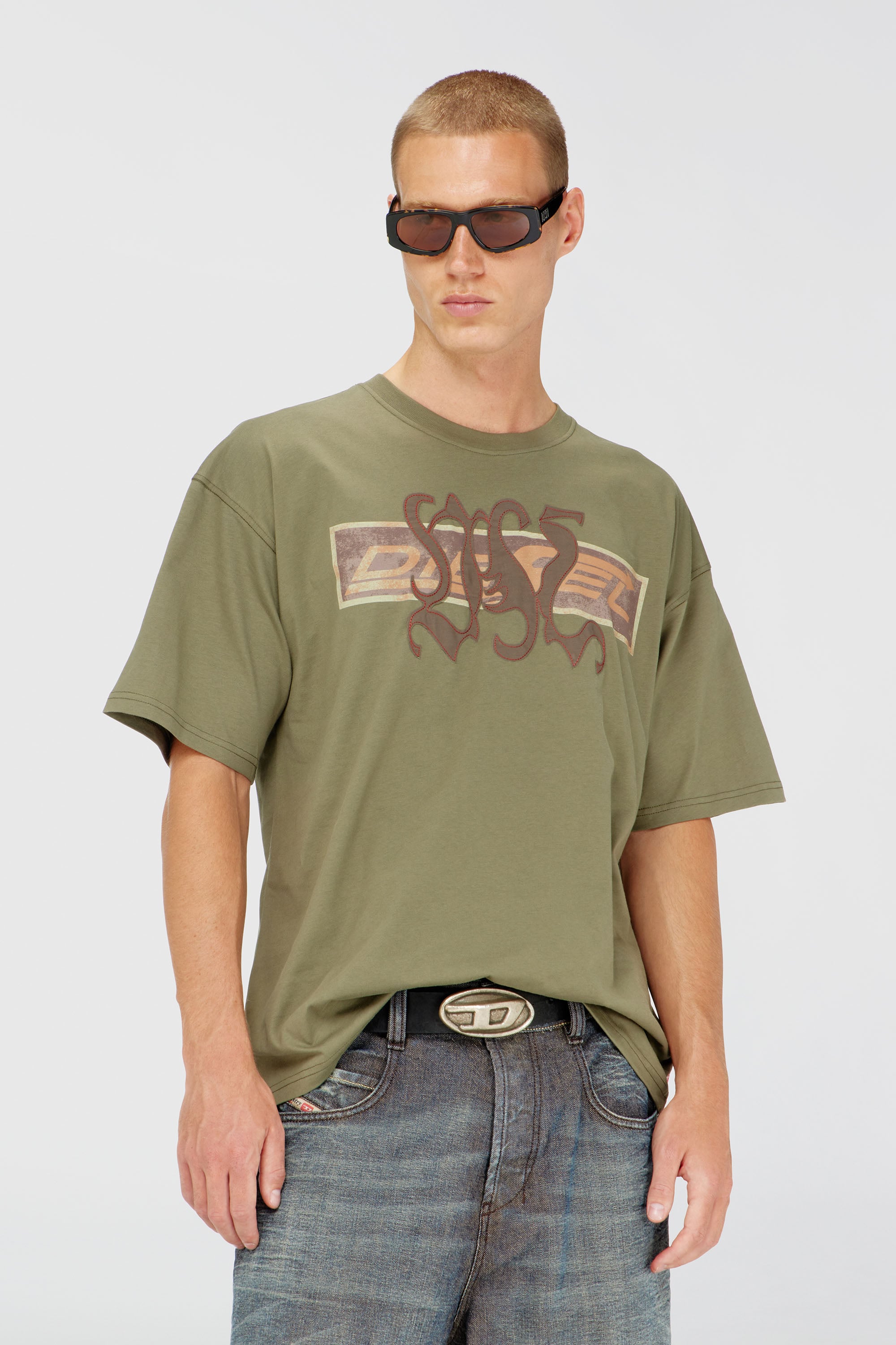 Diesel - T-BOXT-AA17, T-shirt avec imprim&eacute; graphique et patchs Homme in Vert - 1