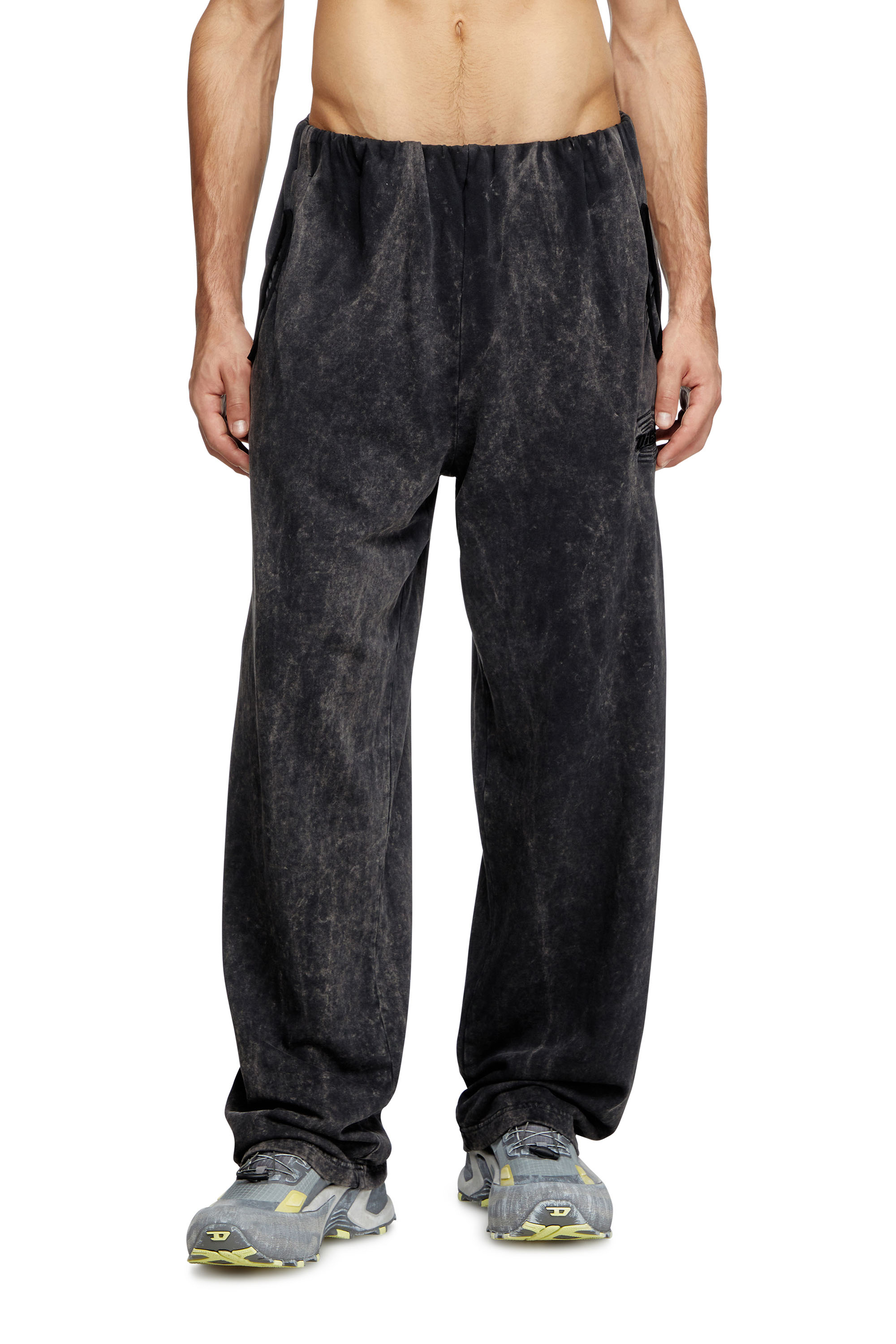 Diesel - P-MARKLE, Treated sweatpants with gathered waist Homme in Noir - 1