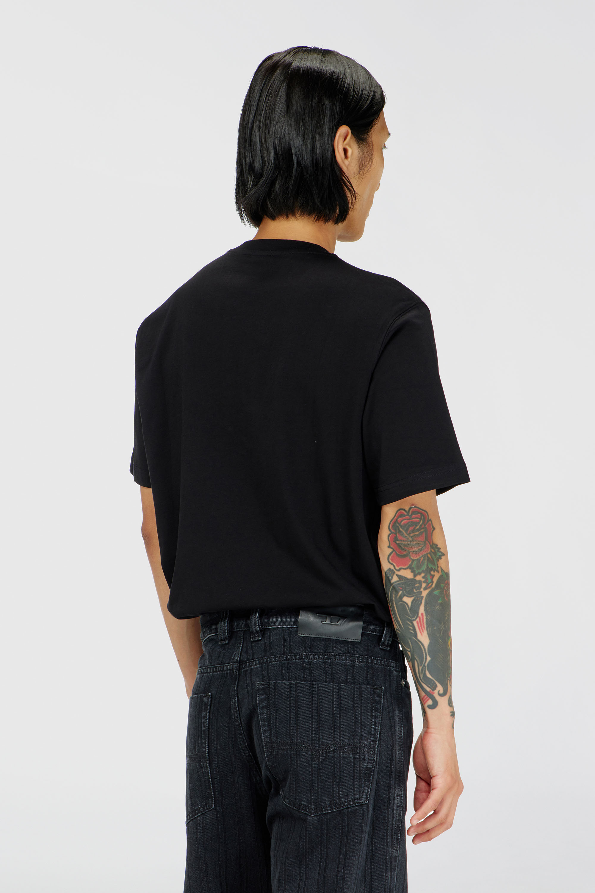 Diesel - T-JUST-OVA-T92, T-shirt en coton avec imprim&eacute; logo Diesel ton sur ton Homme in Noir - 4