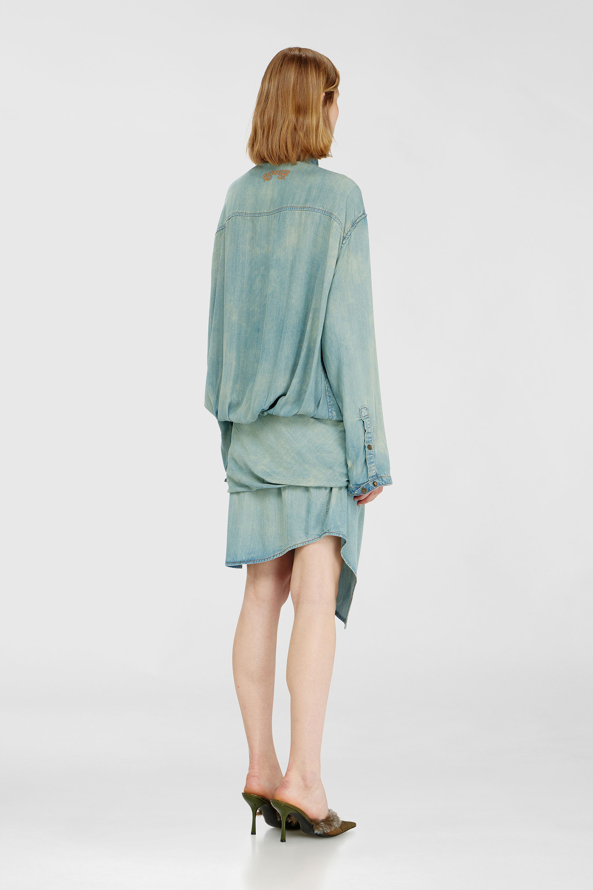 Diesel - DE-TILORA-S, Robe chemise en denim oversized drap&eacute;e Femme in Bleu - 4