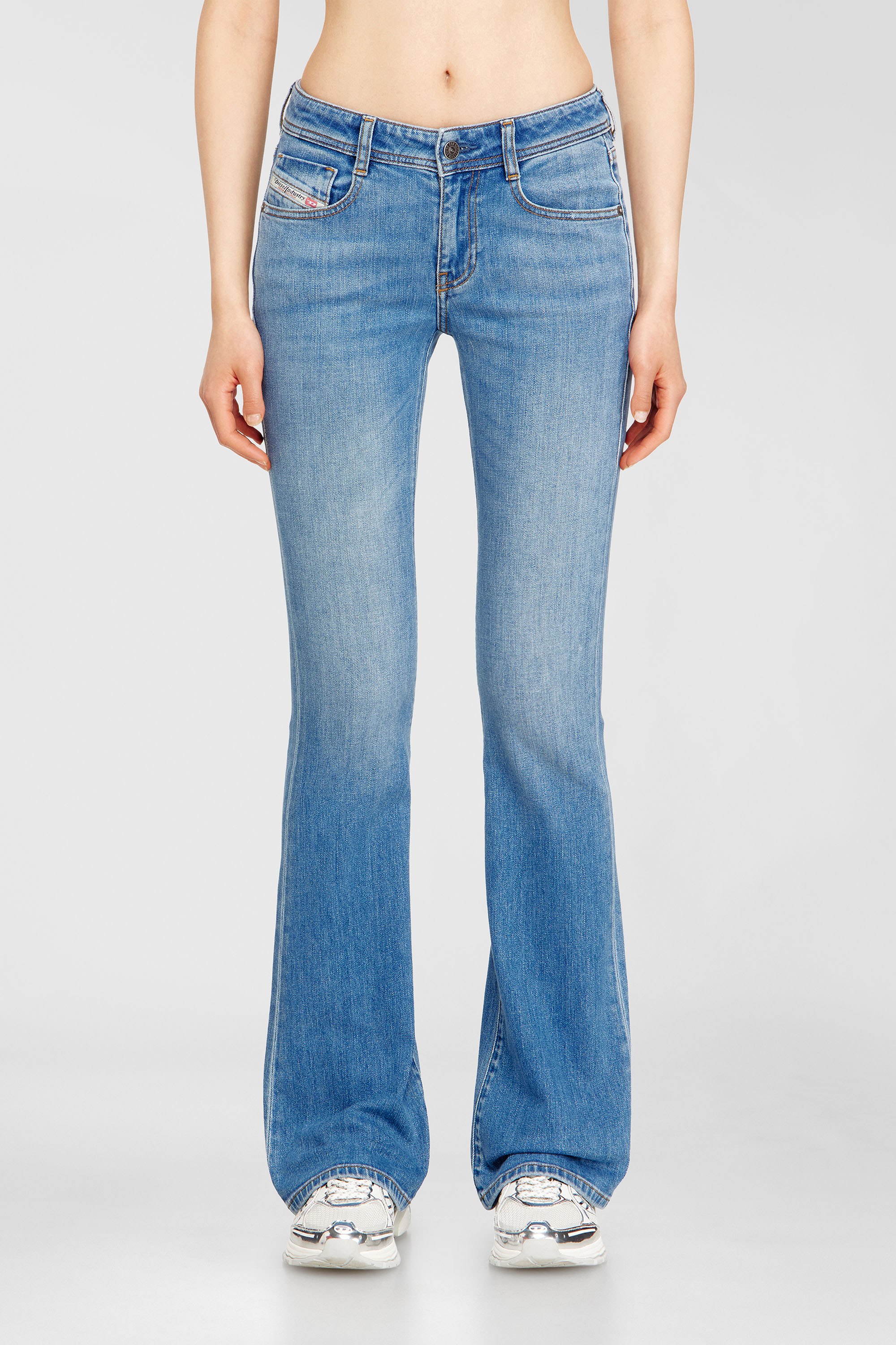 Diesel - Bootcut Jeans 1969 D-Ebbey 0ADBH Femme, Bleu Clair - Image 2
