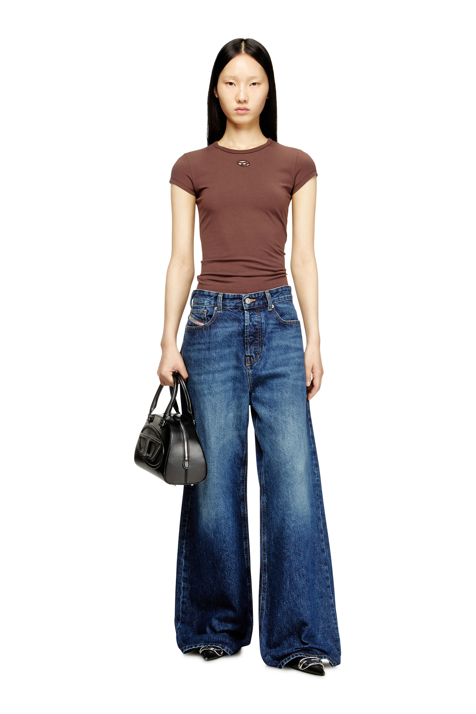 Diesel - T-ANGIE-OD, T-shirt avec logo découpé brodé Femme in Marron - 2