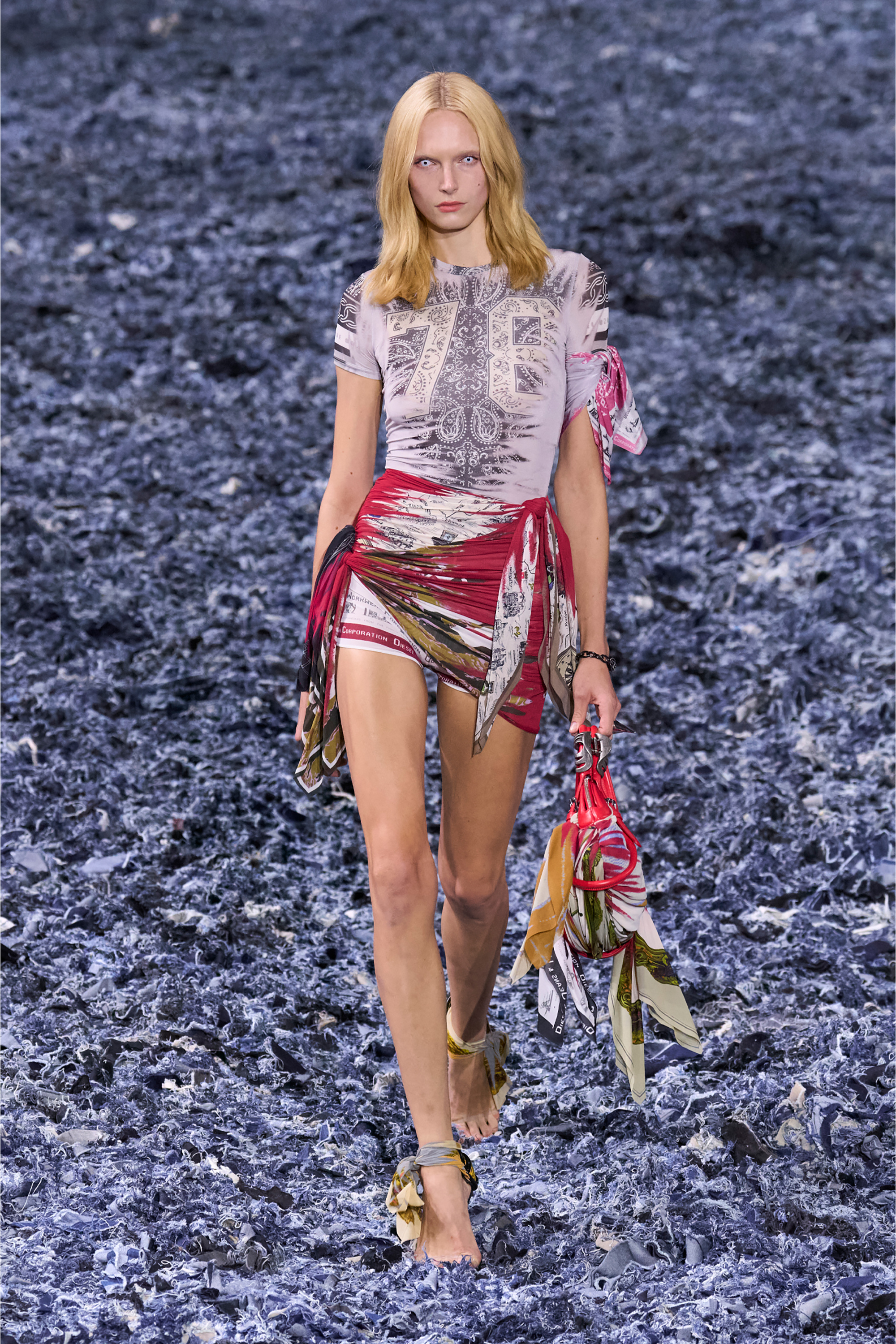 Diesel - T-DANA, T-shirt avec n&oelig;ud style bandana au bras Femme in Gris - 5