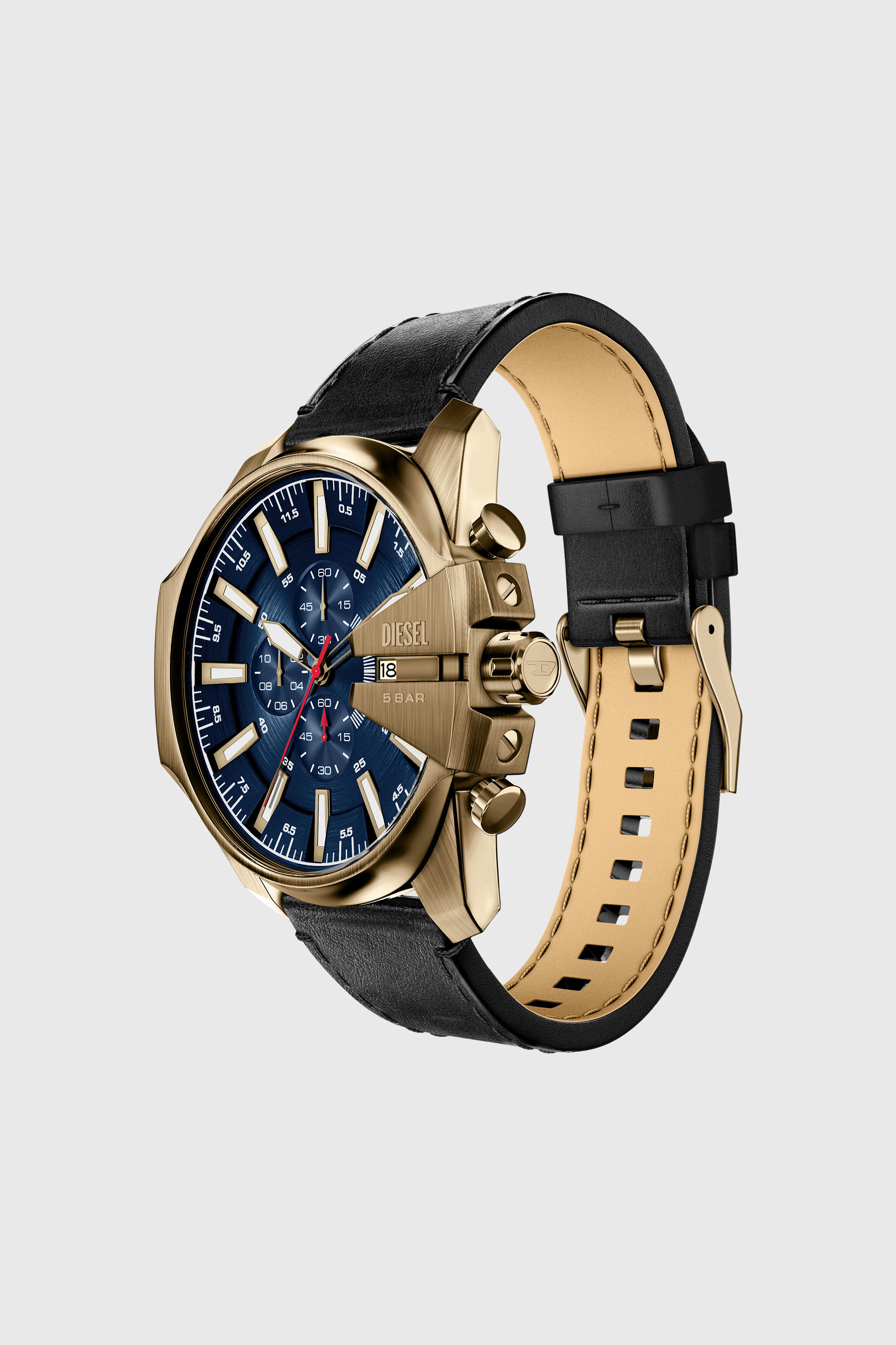 Diesel - DZ4732 WATCH, Montre Mega Chief Slim avec bracelet en cuir noir finition or vieilli Homme in Noir - 6