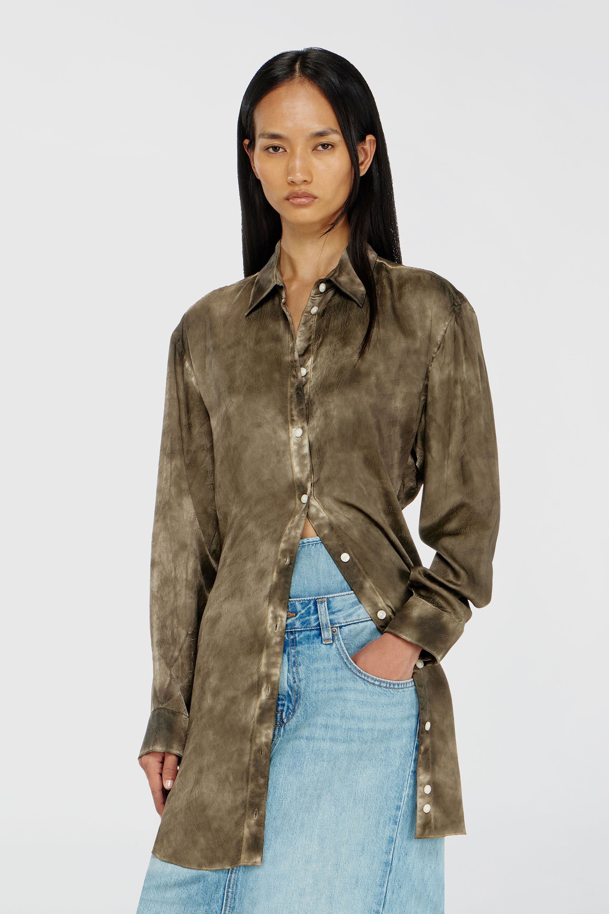 Diesel - C-LAVEL, Chemise longue en satin gaufr&eacute; logo-jacquard Femme in Vert - 1