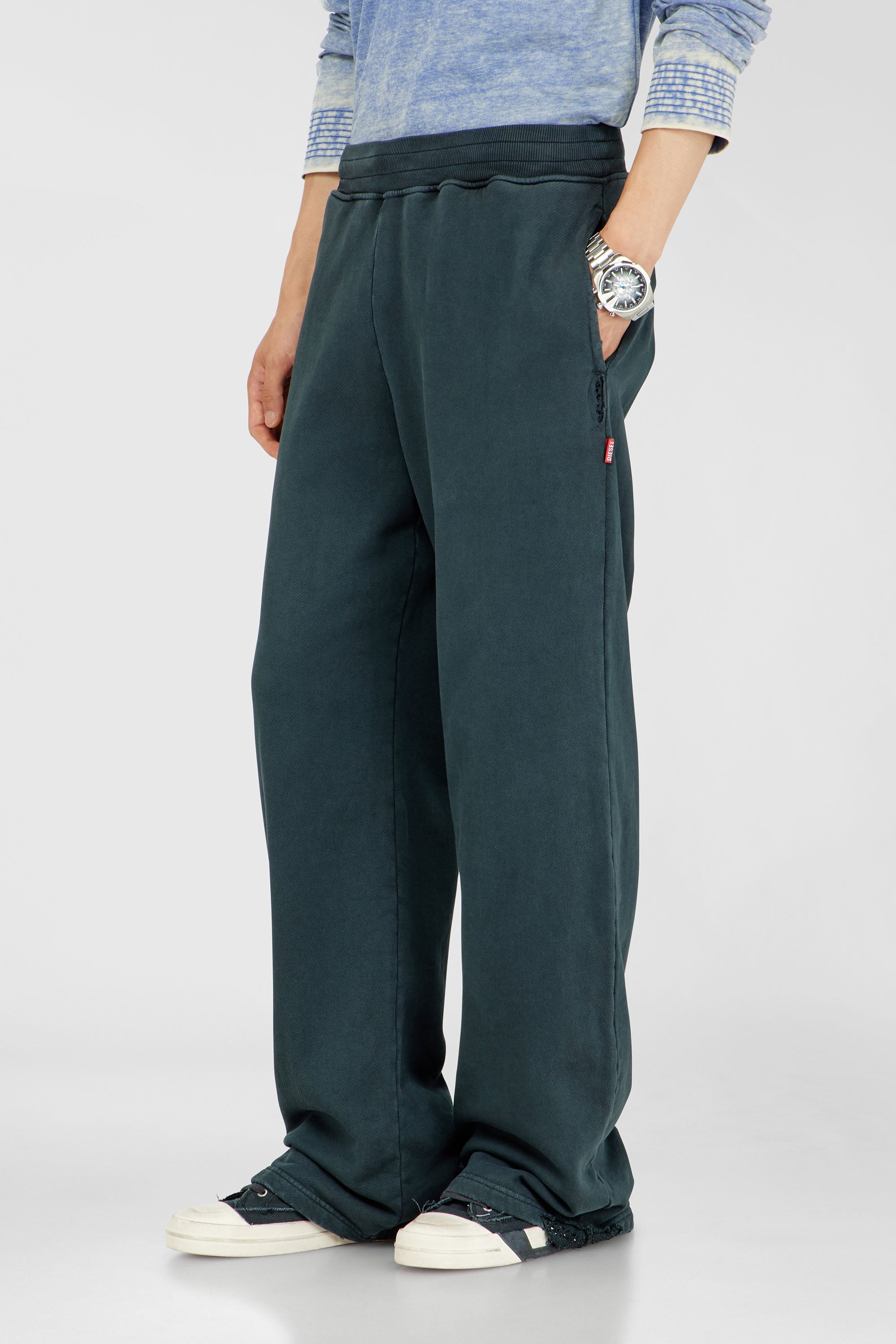 Diesel - P-MARTAINS-CRYSTALS, Pantalon de surv&ecirc;tement effet us&eacute; avec d&eacute;tails en cristal Homme in Vert - 1
