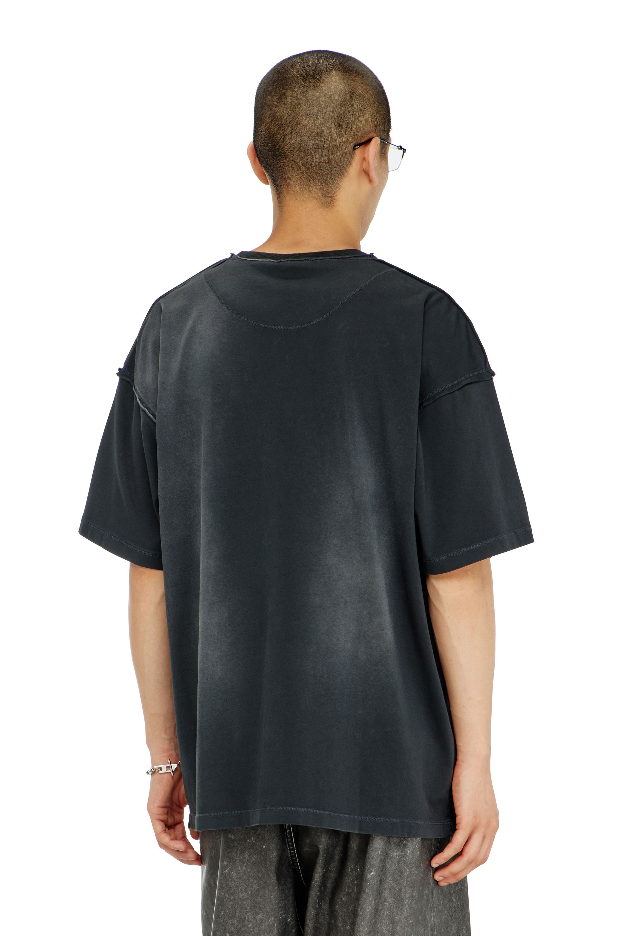 Diesel - T-POCK, T-shirt effet d&eacute;lav&eacute; avec poche d&eacute;chir&eacute;e Homme in Noir - 4