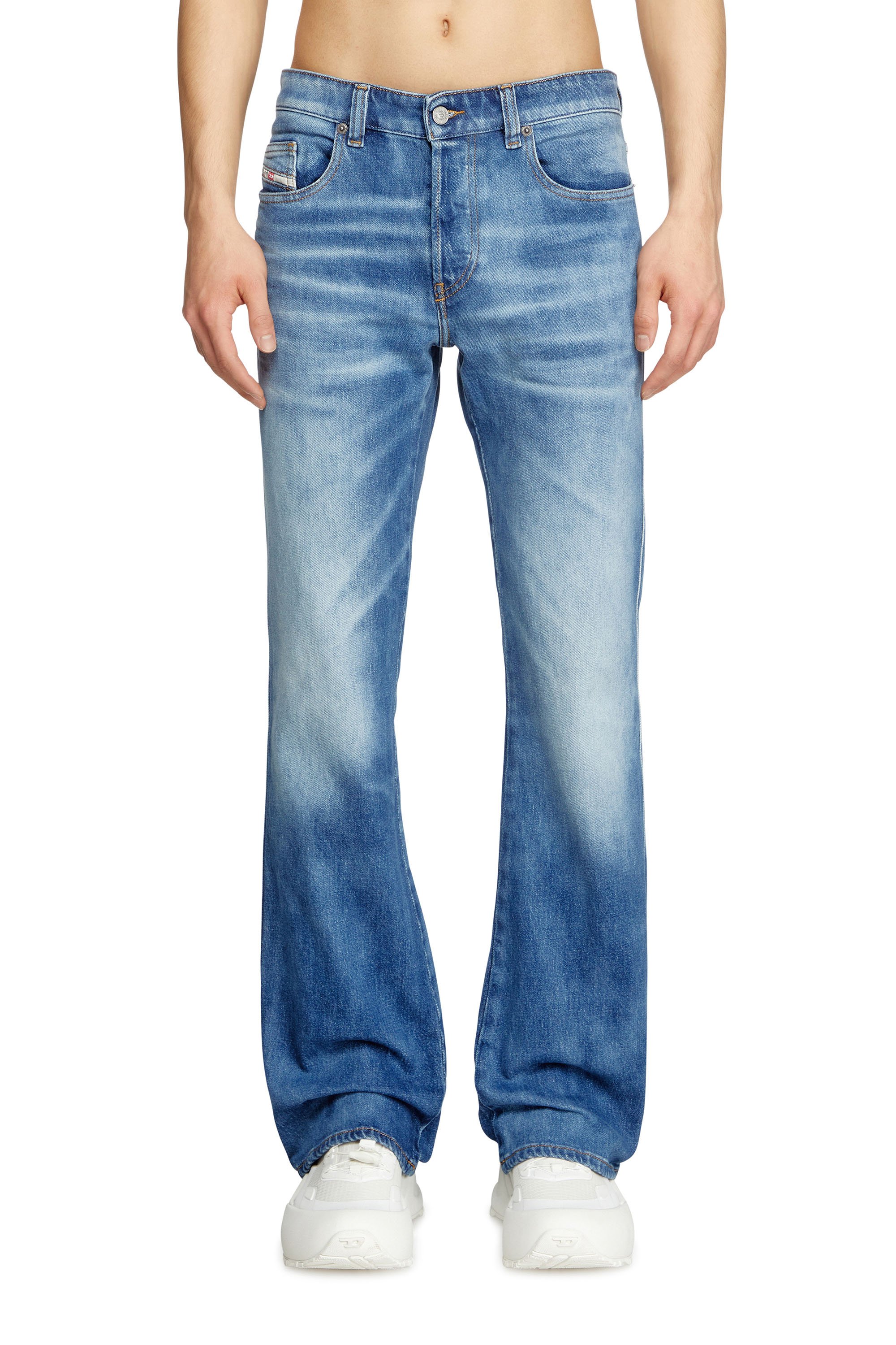 Diesel - Bootcut Jeans 1998 D-Buck 09L19 Homme, Bleu moyen - Image 1