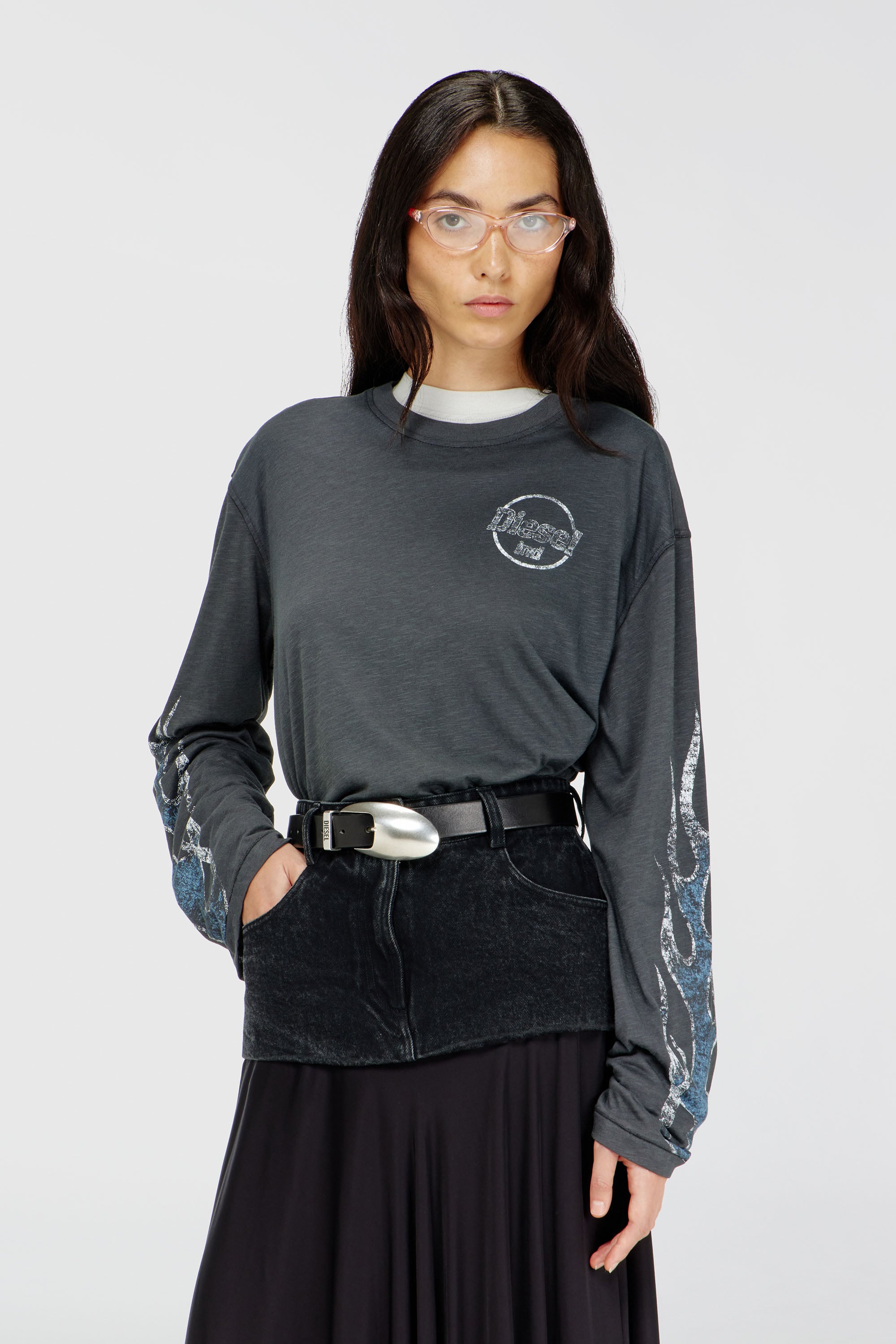 Diesel - T-HILARY-LS-B3, T-shirt manches longues en jersey flamm&eacute; avec imprim&eacute; craquel&eacute; Femme in Gris - 1